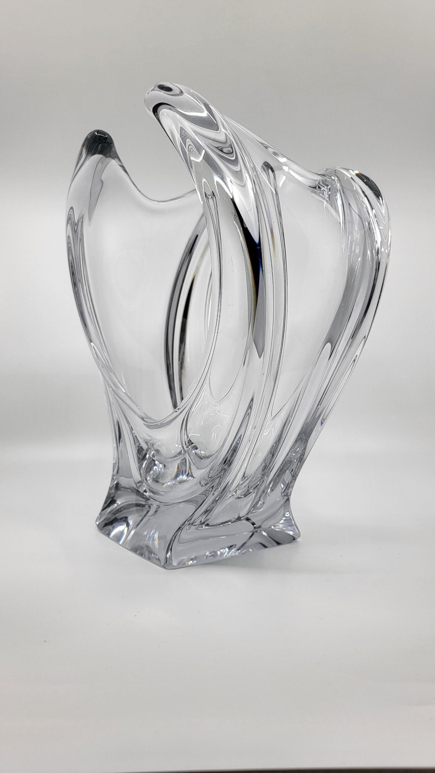 Vase en cristal, qui trouve son originalité dans sa forme peu commune. Il est en état parfait et peut également faire coupe à fruits ce qui donne la possibilité de pouvoir l'admirer dans une cuisine.