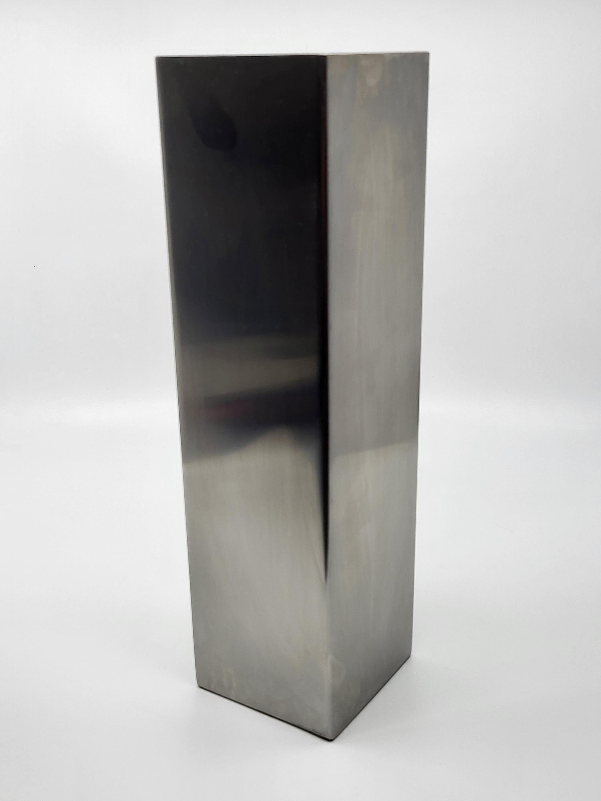 Vase aus gebürstetem Metall für eine originelle und ausgefallene Dekoration. Die Größe und die Form des Fahrzeugs sind die wichtigsten Merkmale.
Très bel objet décoratif pouvant s'harmoniser avec tout type de fleurs, feuilles etc.......
Vendu sans