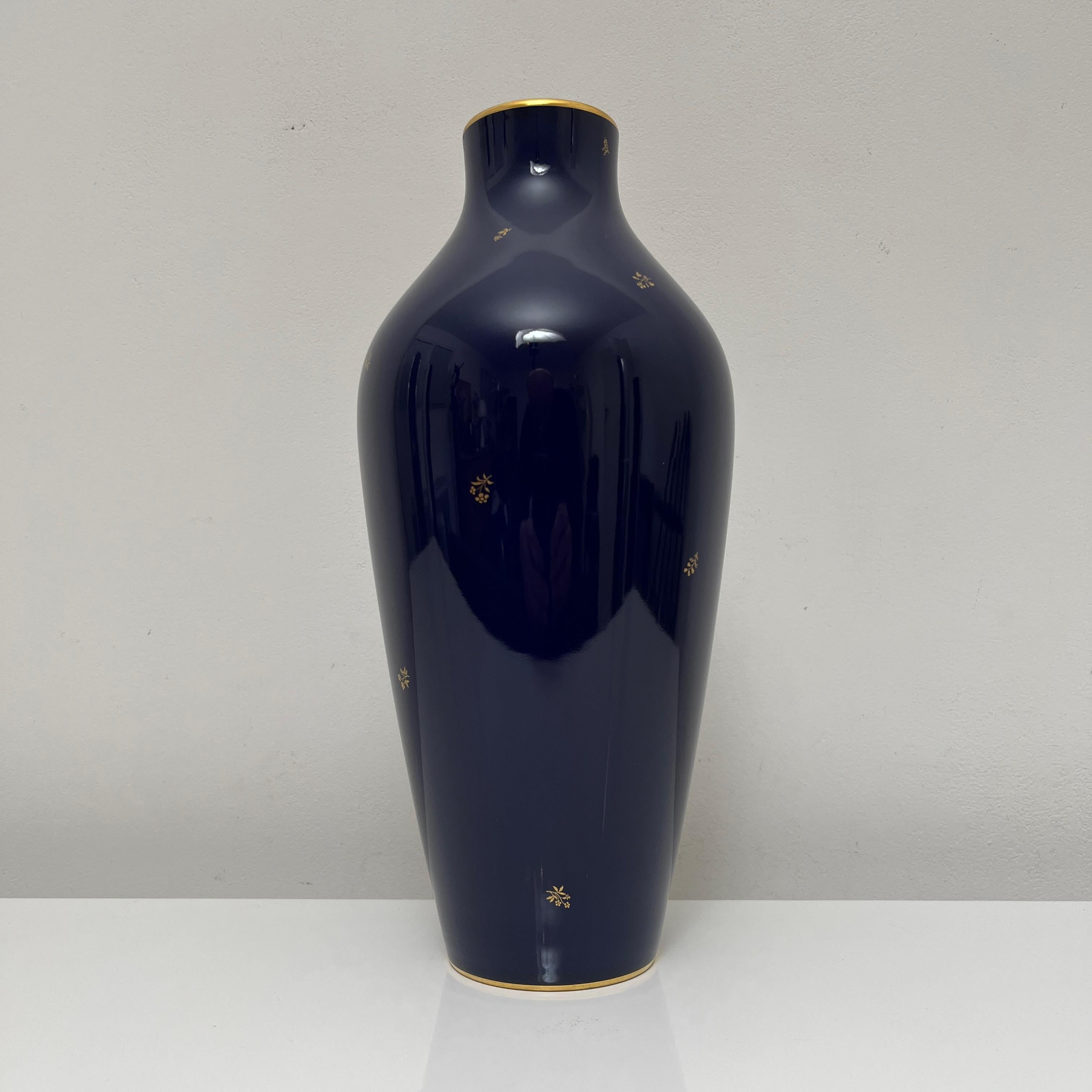 Vase en porcelaine Bleu Cobalt manufacture Nationale de Sevres, France, 1960 For Sale 6