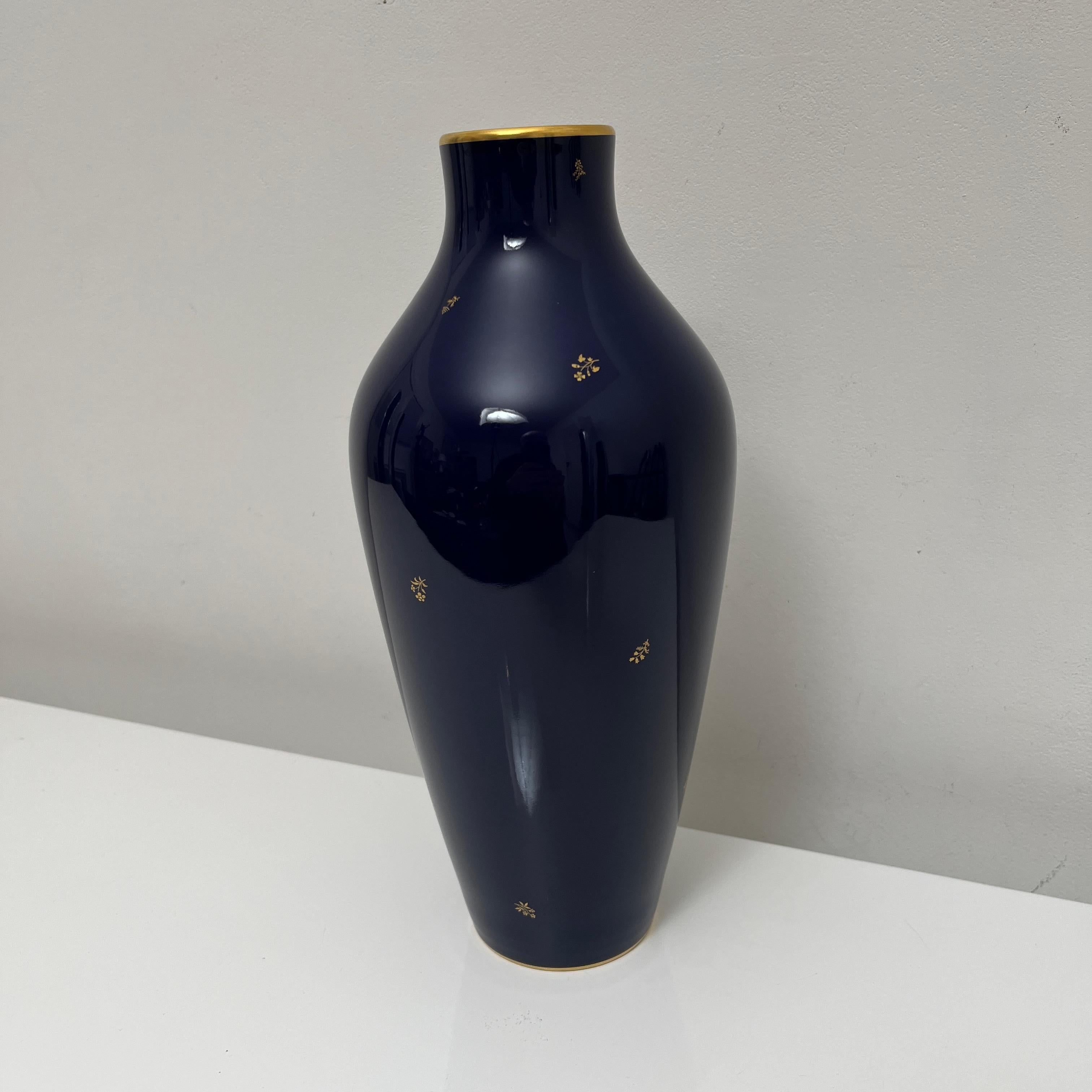 Vase en porcelaine Bleu Cobalt manufacture Nationale de Sevres, France, 1960 For Sale 7