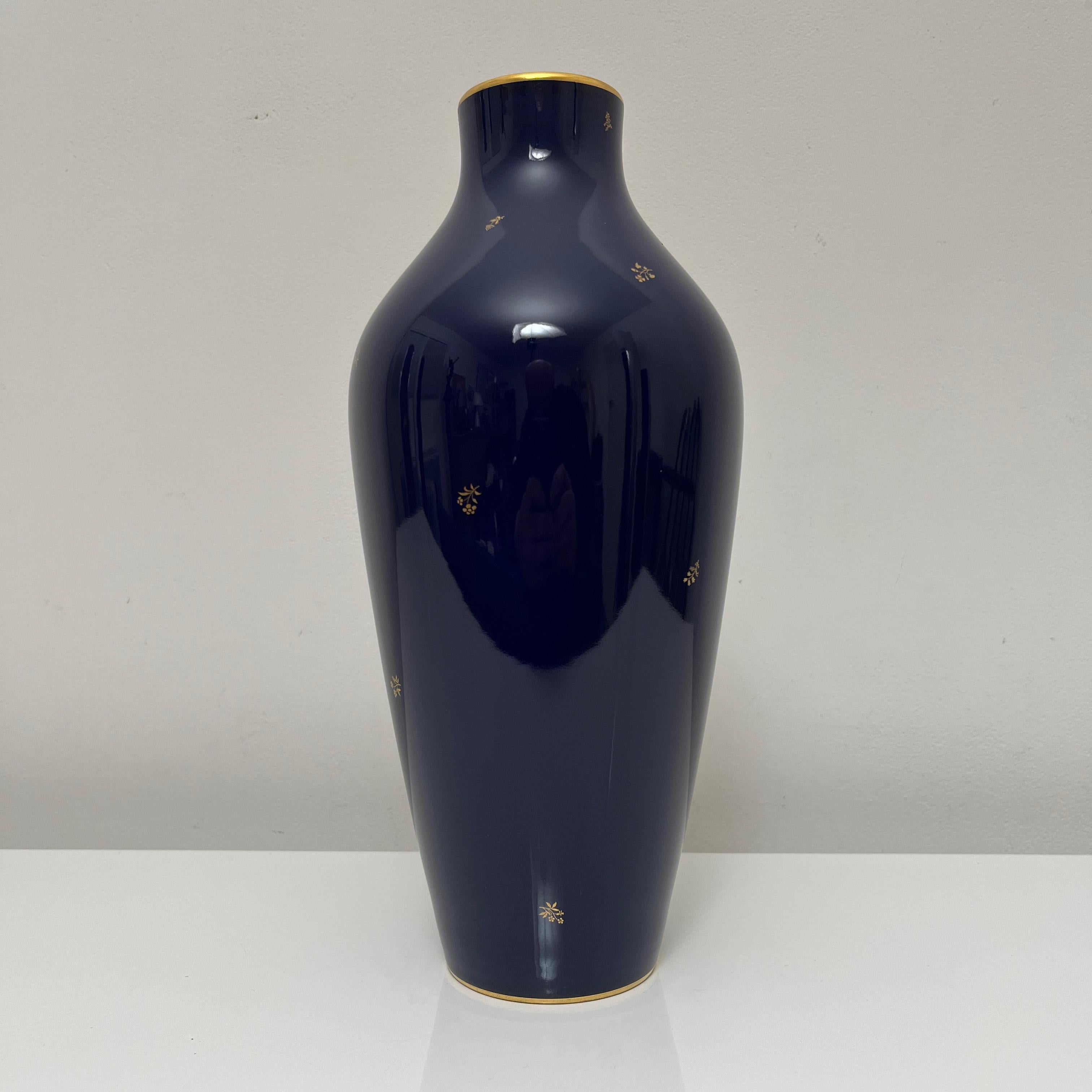 Superbe vase de la manufacture Nationale de Sèvres, connue par sous émaillage exceptionnel de couleur bleu cobalt appelé 