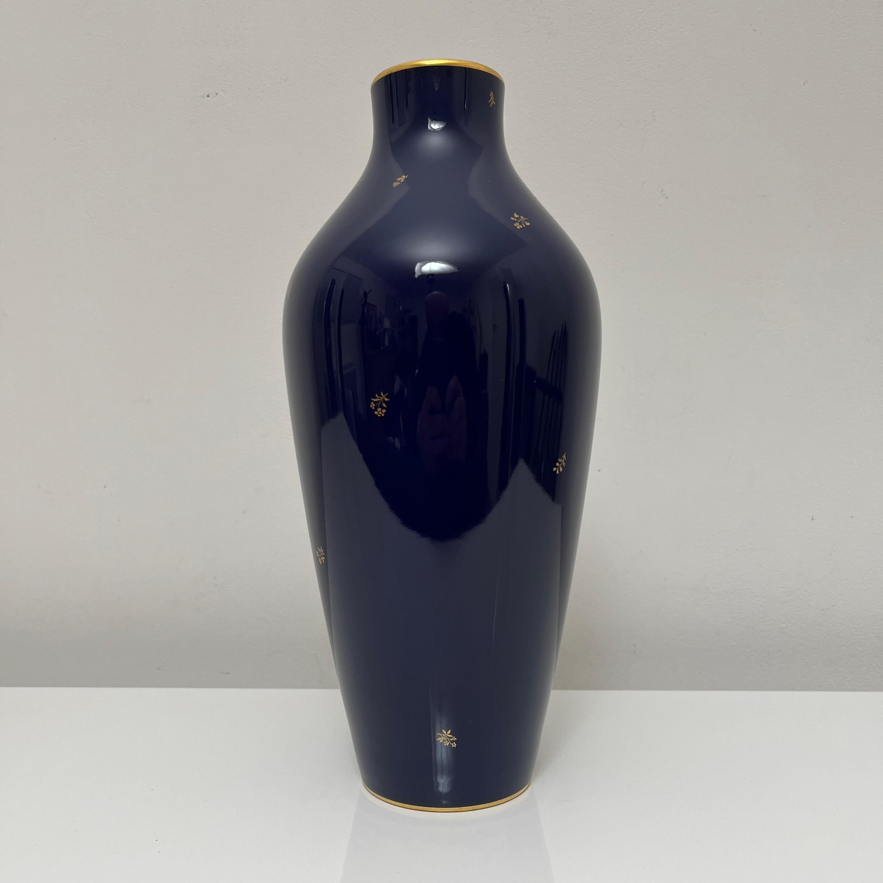 Vase en Porzellan Bleu Kobalt manufacture Nationale de Sevres, Frankreich, 1960 (Französisch) im Angebot