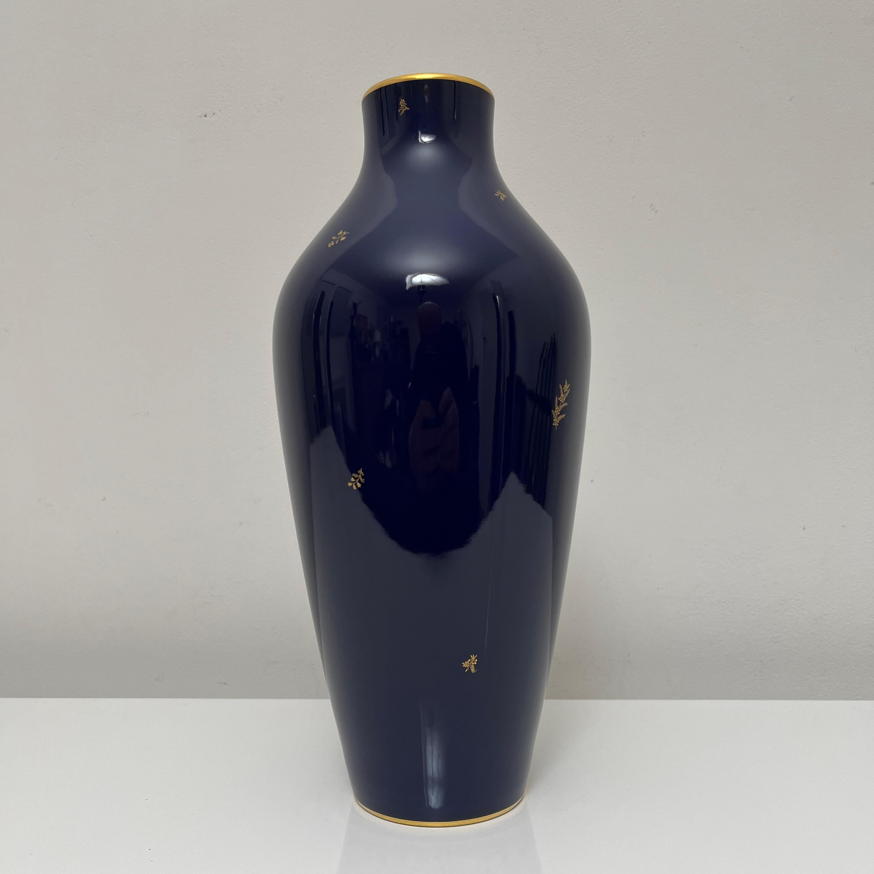 French Vase en porcelaine Bleu Cobalt manufacture Nationale de Sevres, France, 1960 For Sale