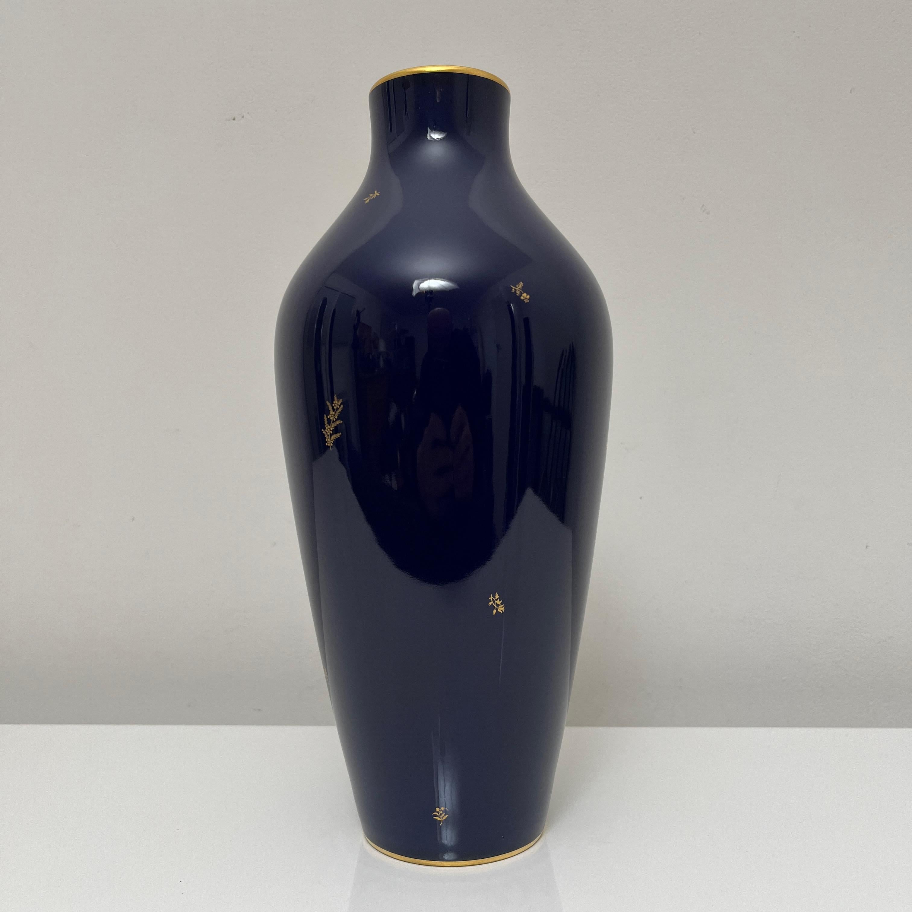 Français Vase en porcelaine Bleu Cobalt manufacture Nationale de Sèvres, France, 1960 en vente