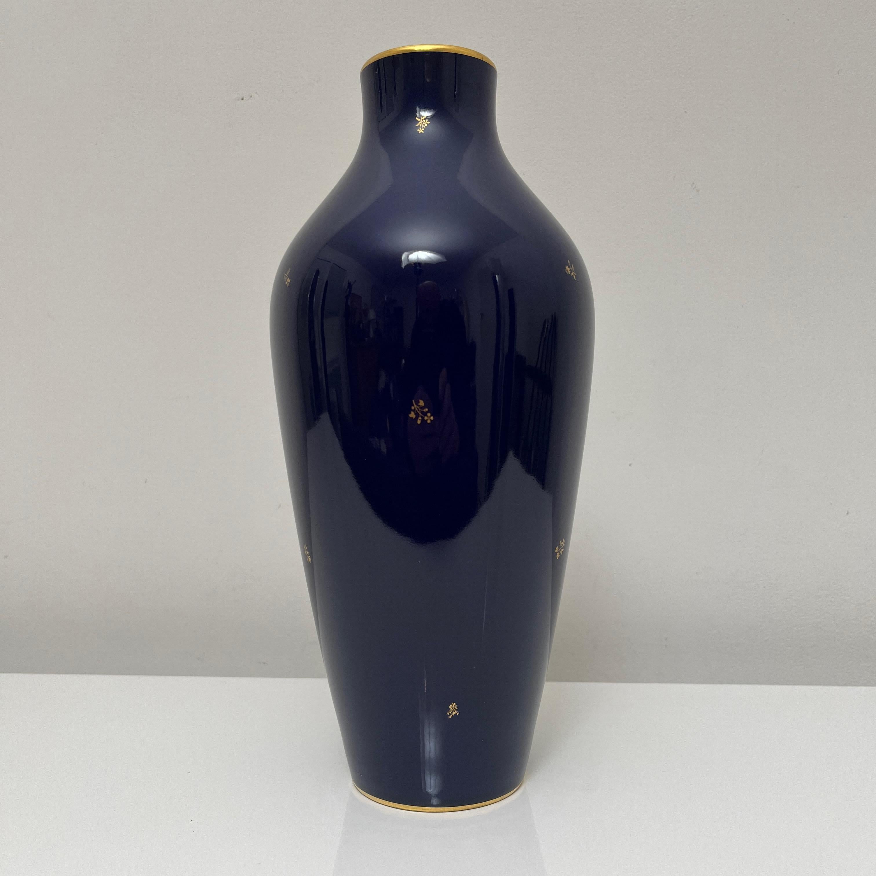 Mid-20th Century Vase en porcelaine Bleu Cobalt manufacture Nationale de Sevres, France, 1960 For Sale