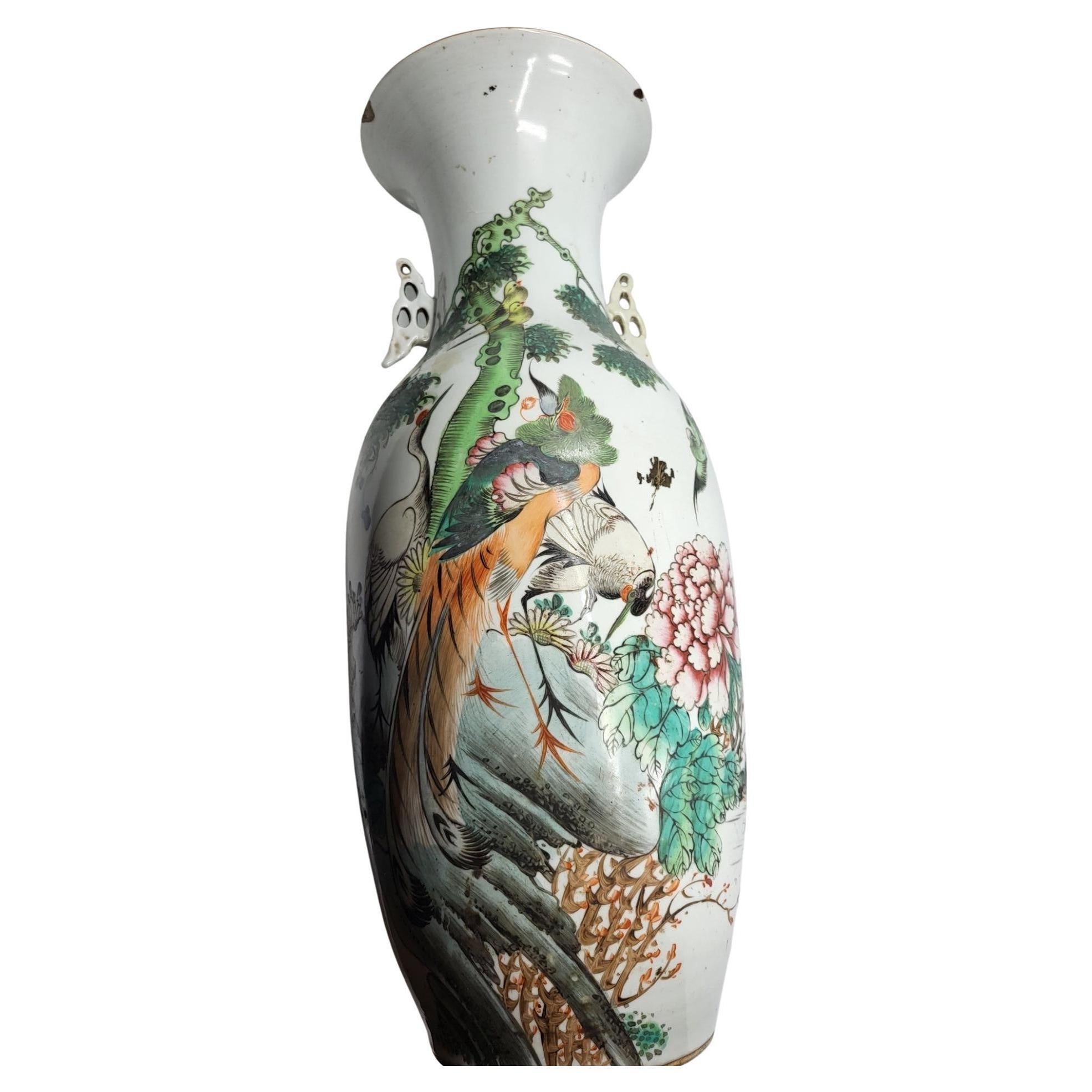 Très grand vase chinois du 19 IIème siècle couleur vert Céladon en porcelaine avec des décors de fleurs , arbres ,et d'animaux.
Il comporte de l'usure du à son grand âge.

Un atout majeur également est sa grande hauteur. Ce vase à été importé en