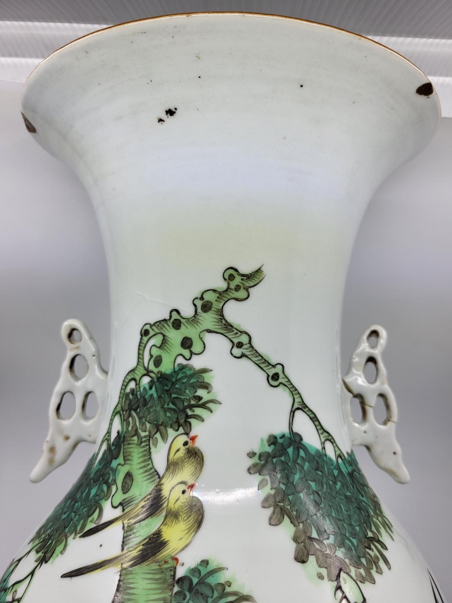 Vase en porcelaine céladon décor oiseaux et fleur Chine XIX Siècle grande taille In Good Condition For Sale In London, England