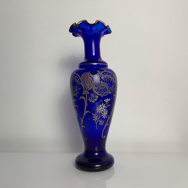 Vase en verre bleu cobalt à décor floral, rehaussé d'émail et de dorure