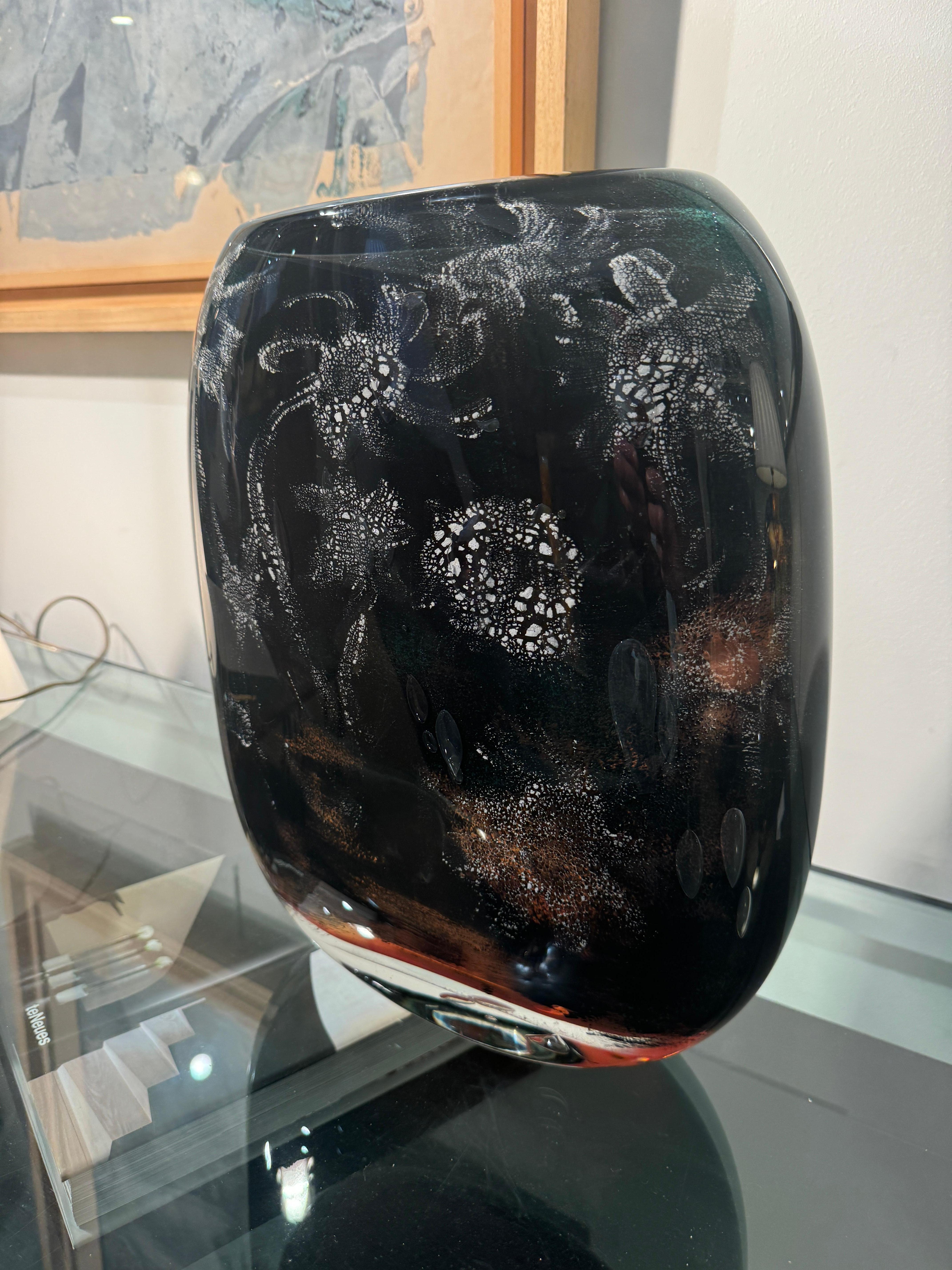 Vase en Verre Soufflé signé Ada Loumani – Pièce d’Exception en vente 5
