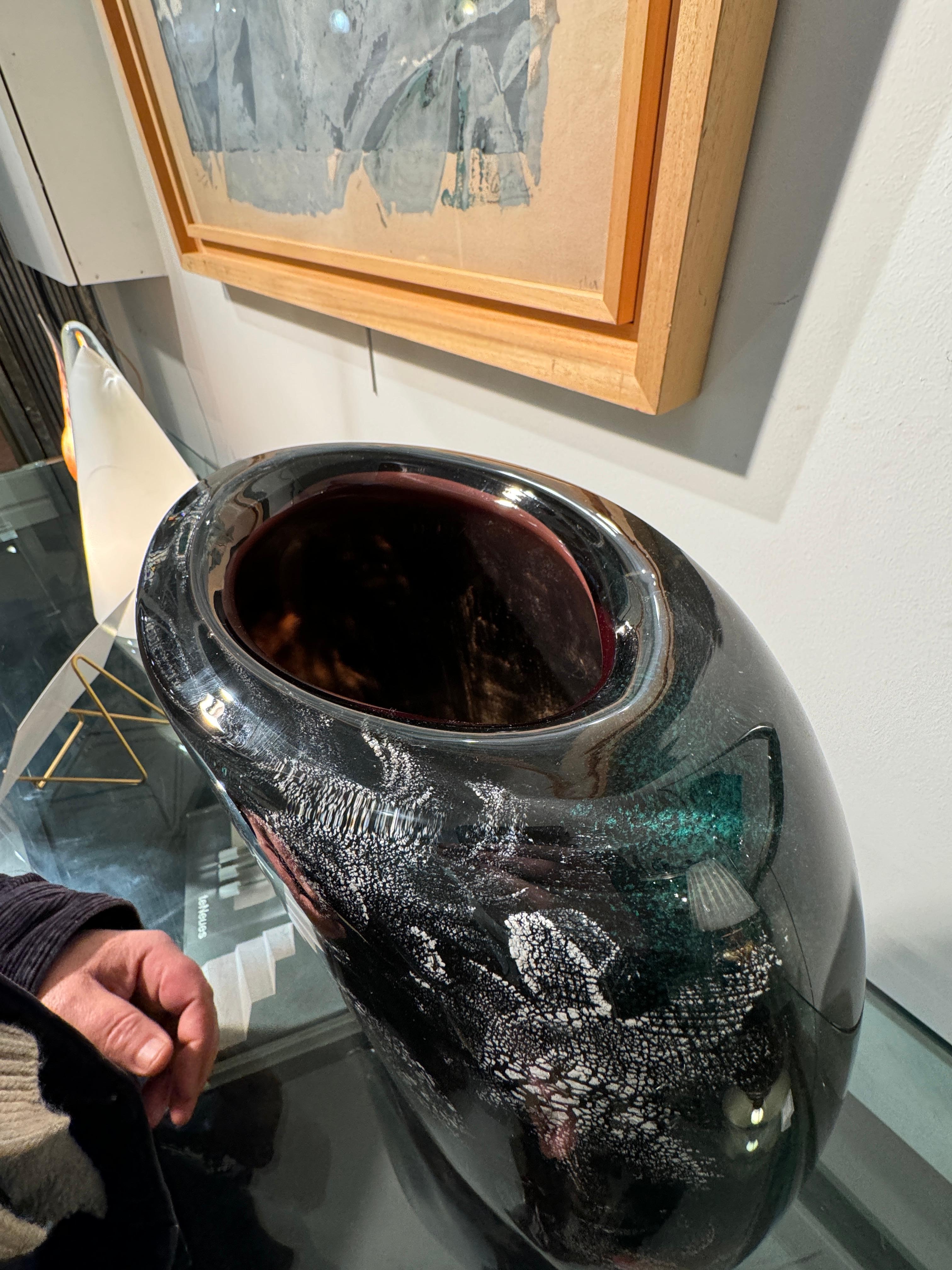 Vase en Verre Soufflé signé Ada Loumani – Pièce d’Exception en vente 3