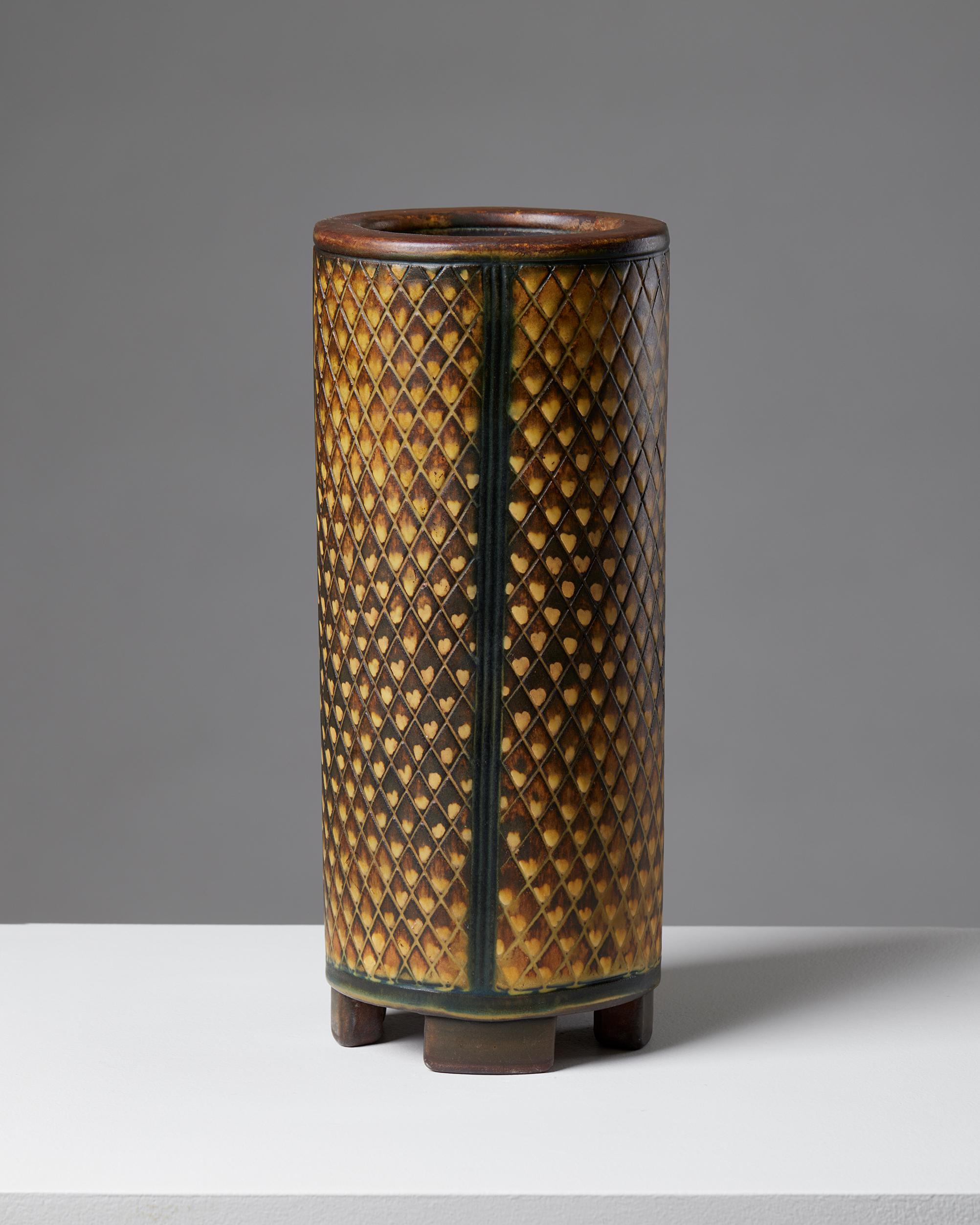 Vase 'Farsta' conçu par Wilhelm Kåge pour Gustavsberg,
Suède, 1952.

Grès.

Signé.

H : 29,5 cm
Diamètre : 12.5 cm