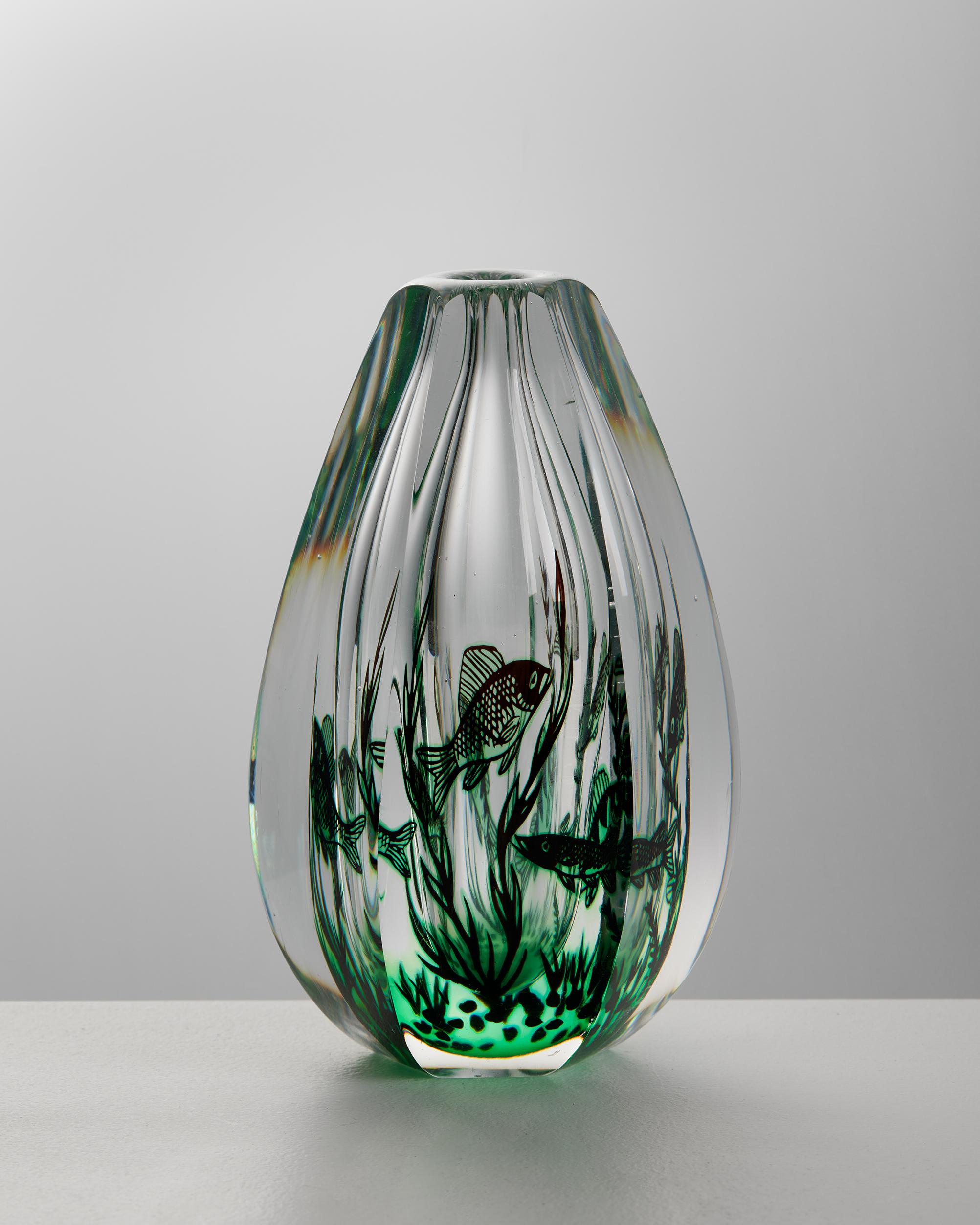 Vase 'Fish Graal', entworfen von Edward Hald für Orrefors,
Schweden, 1949.

Glas.

Unterschrieben.

Abmessungen: 
H: 16,5 cm / 6 1/2''
Durchmesser: 9 cm / 3 1/2''

Edward Hald (1883 - 1980) ist einer der bekannten schwedischen Glaskünstler, die für