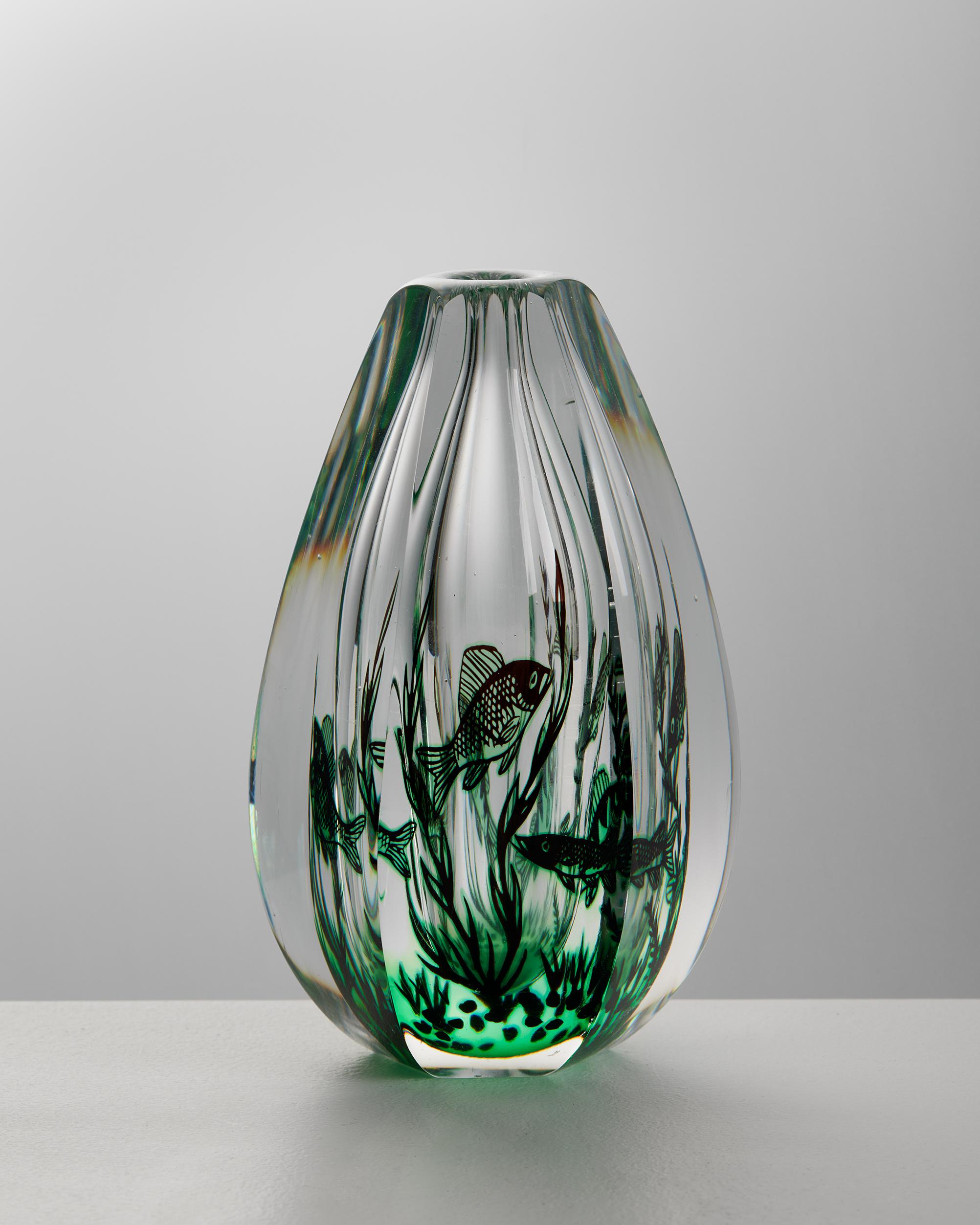 Vaso 'Fish Graal' disegnato da Edward Hald per Orrefors,
Svezia, 1949.

Vetro.

Firmato.

Dimensioni: 
H. 16,5 cm / 6 1/2''
Diametro: 9 cm / 3 1/2''

Edward Hald (1883 - 1980) è uno dei noti artisti svedesi del vetro che hanno lavorato per Orrefors.
