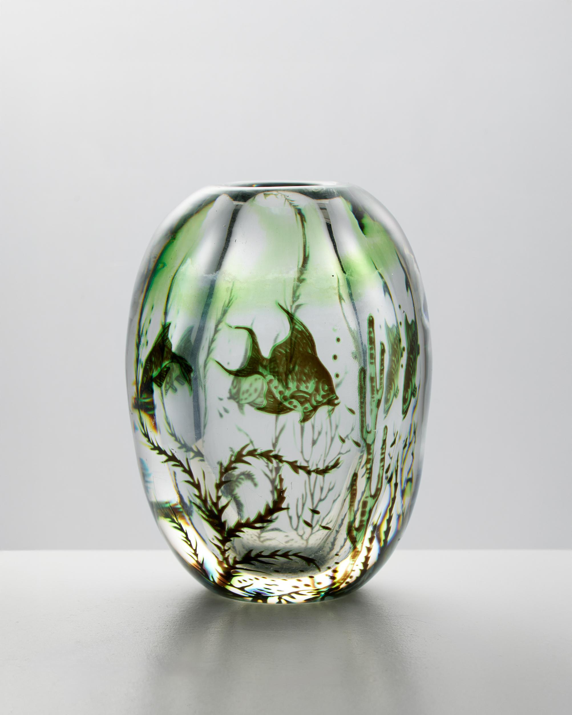 Vaso 'Fiskgraal' disegnato da Edward Hald, per Orrefors, Svezia, anni '50.

Vetro.

H. 16 cm
Dia: 11 cm / 4 5/16
