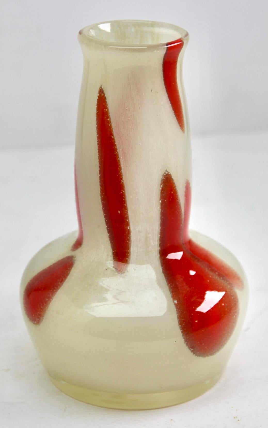 Art Glass Vase Flora Rare De Frantisek Koudelka, Beige-Rouge, Prachen, 1970s For Sale