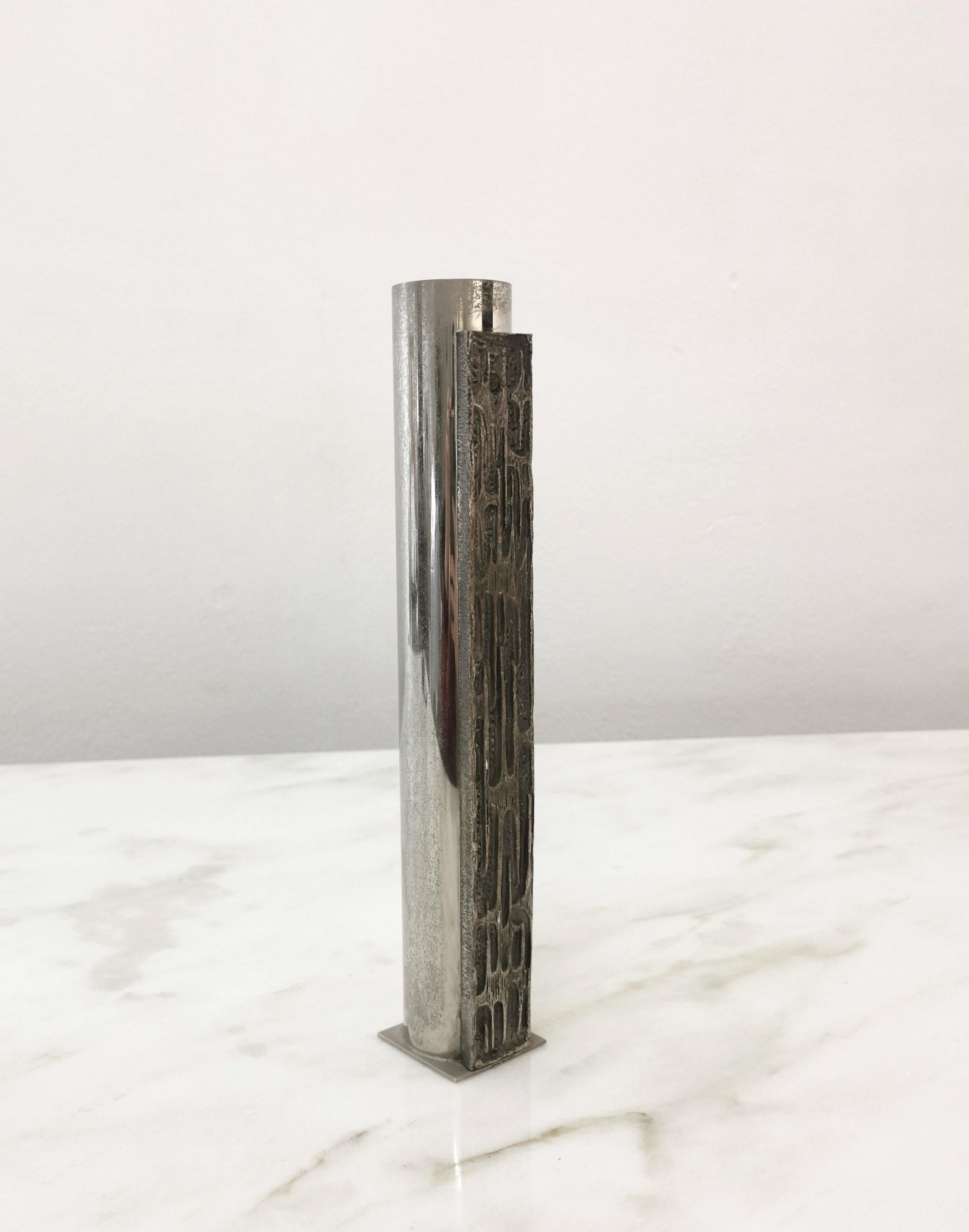 Single-flower/flower holder designed in the style of Angelo Brotto for Esperia produced in the 70s. The cylindrical flower holder was made of chromed nickel-plated brass with a central sculpture.



Note: We try to offer our customers an excellent