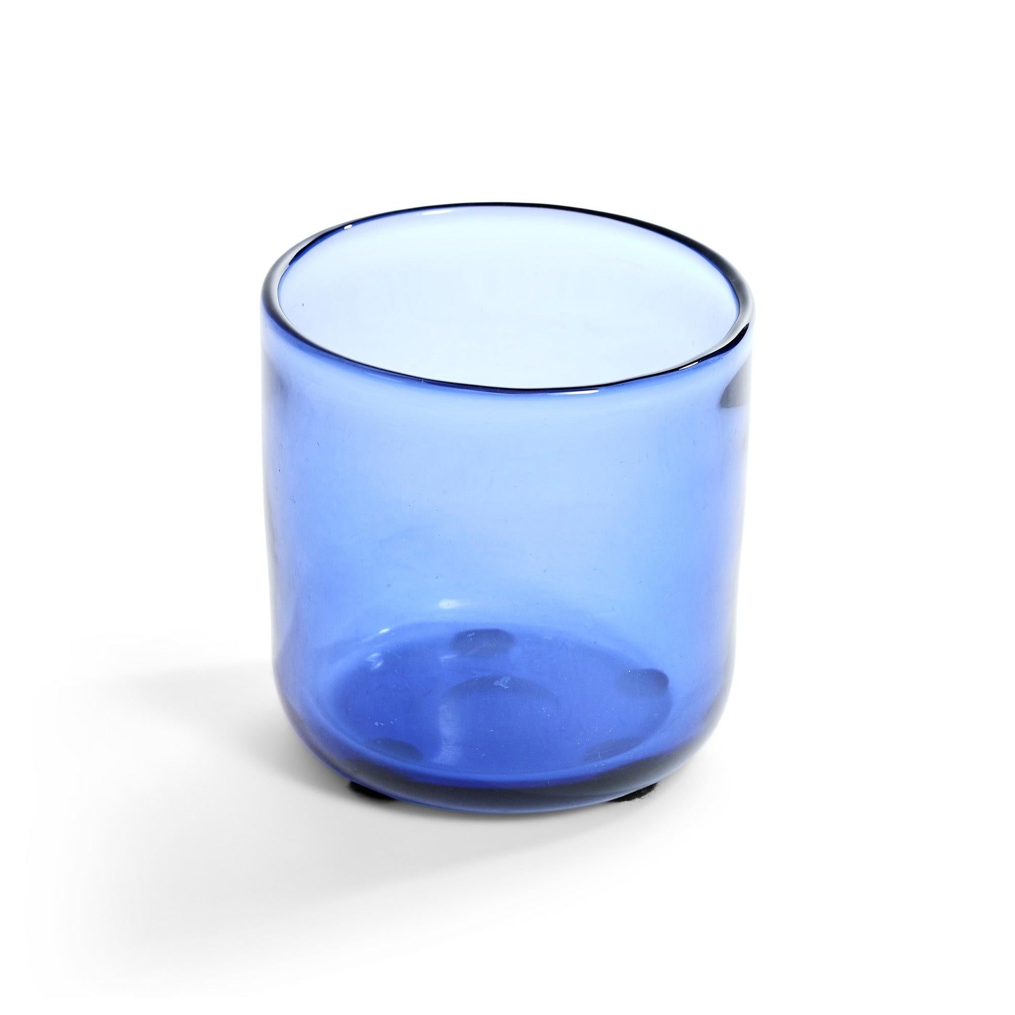 Un elegante vaso di vetro blu.