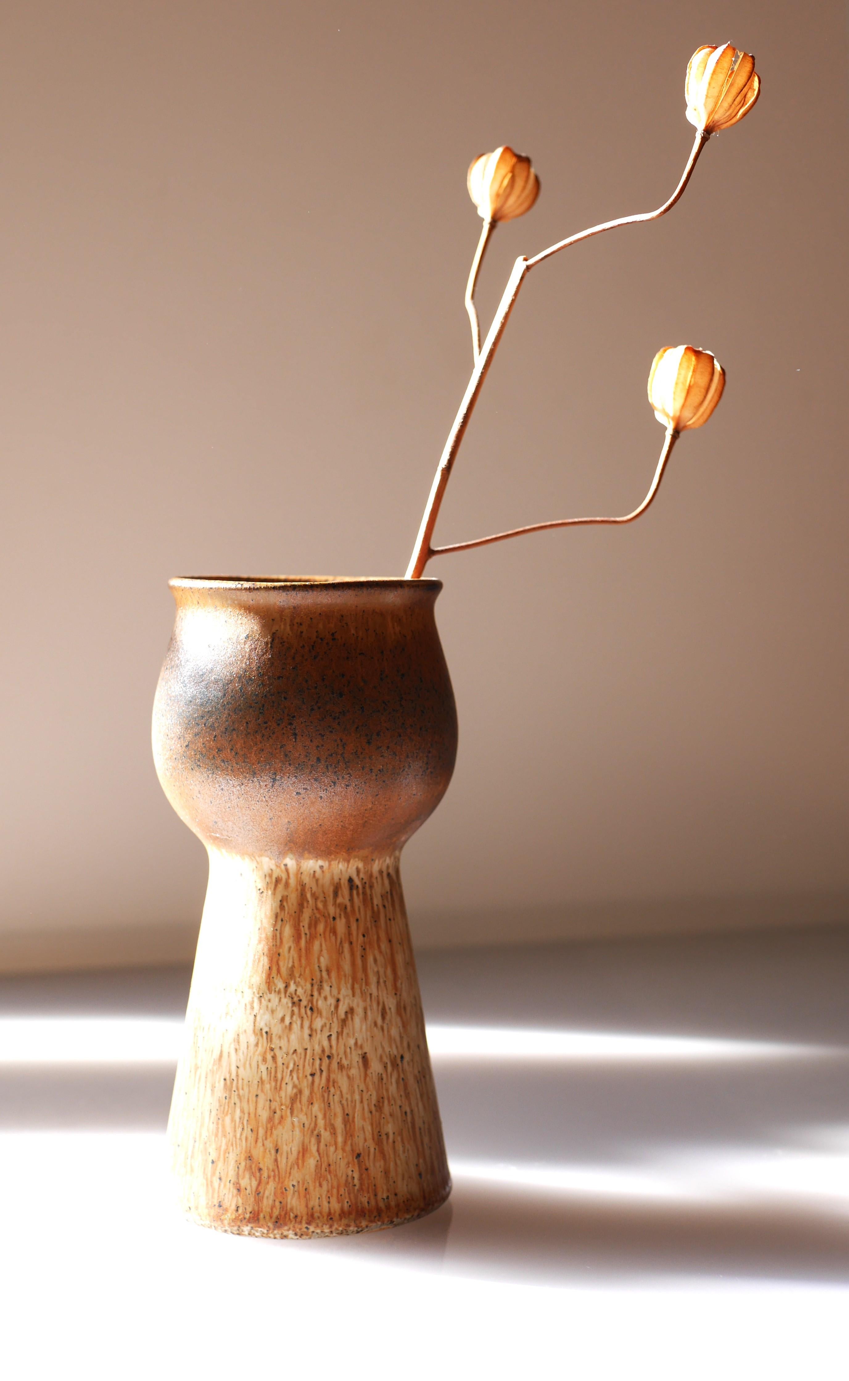 Un vase en céramique très spécial, qui est vraiment cool et qui donne une impression des années 70. Il est fabriqué en grès et sa texture est lisse, mais combinée à une étonnante glaçure en forme de clavecin, qui donne une impression au vase. La