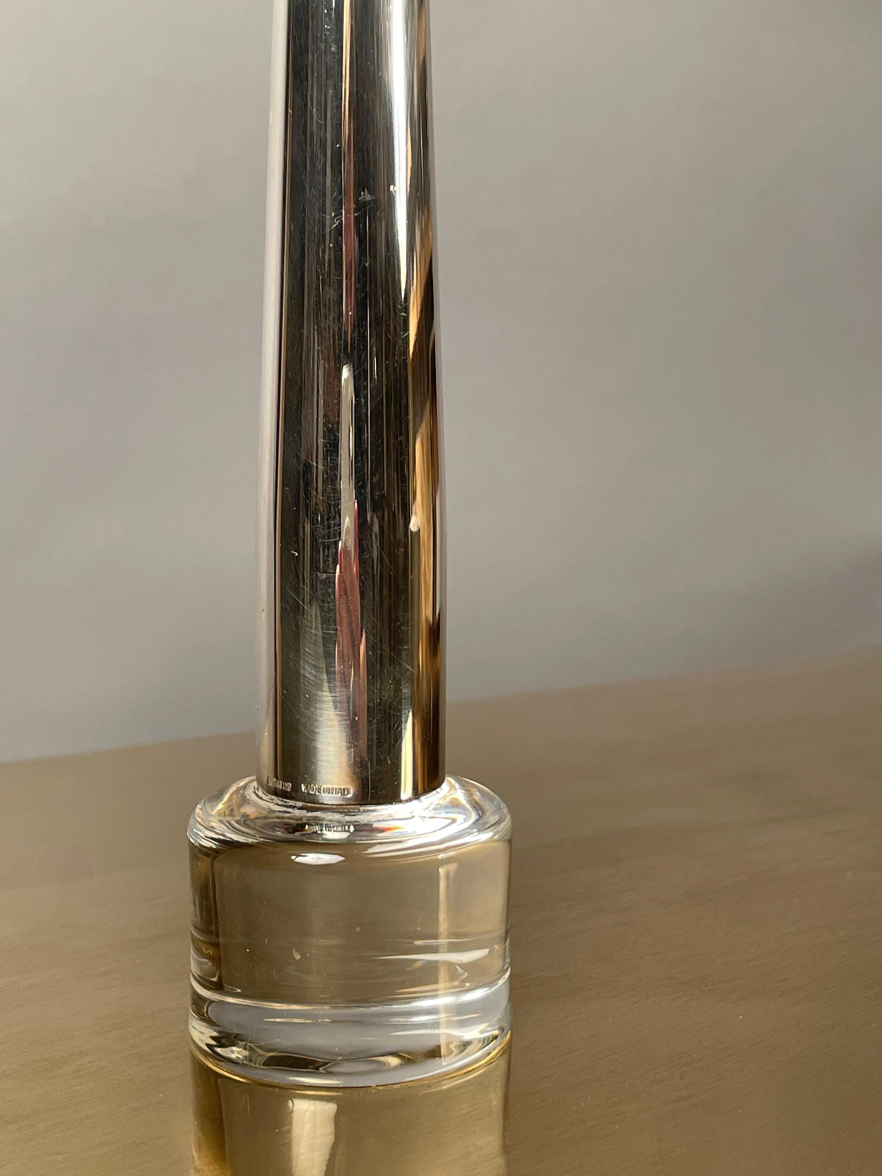 Vase en métal argenté, marqué SABATTINI, fabriqué en Italie. 
Modèle : Cardinale.