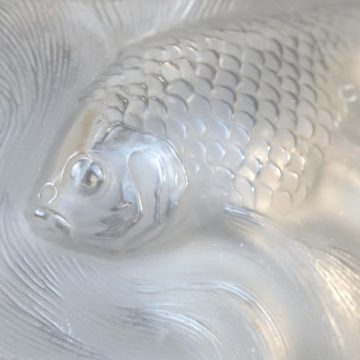 Vase « FORMOSE » (1924) en verre blanc soufflé-pressé moulé patiné opalescent For Sale 2