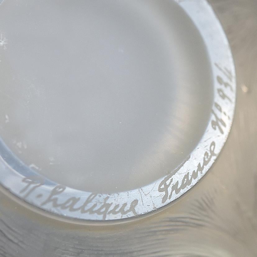 Vase « FORMOSE » (1924) en verre blanc soufflé-pressé moulé patiné opalescent For Sale 4