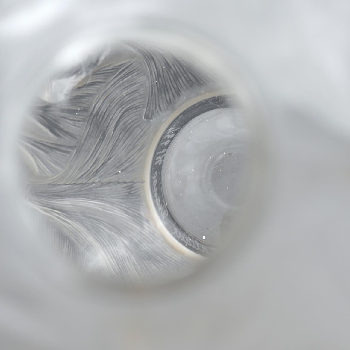Vase « FORMOSE » (1924) en verre blanc soufflé-pressé moulé patiné opalescent For Sale 5