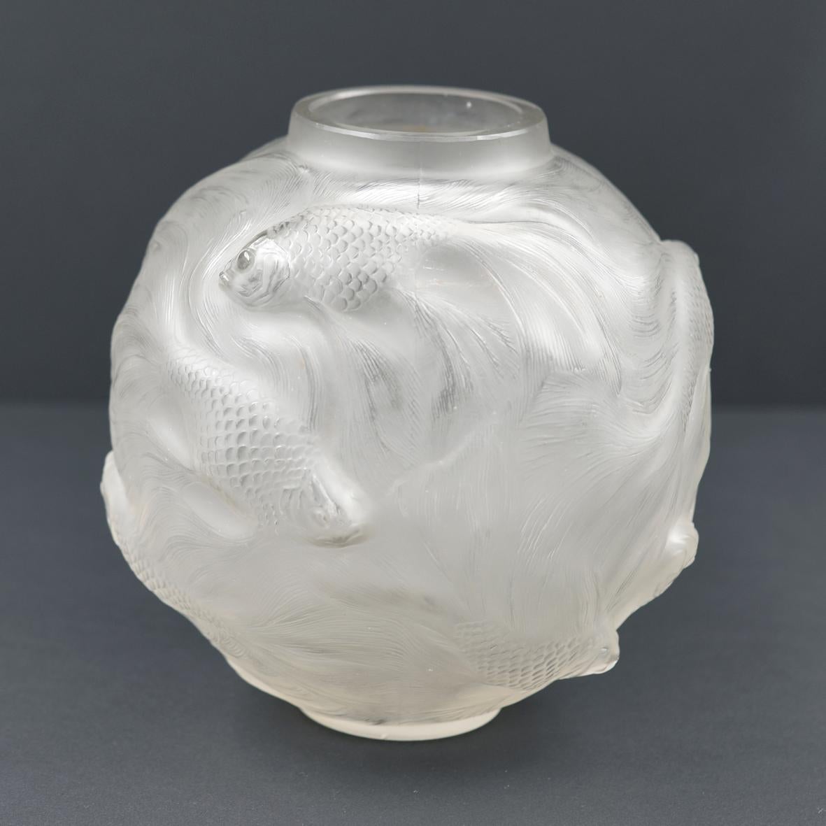 Art Deco Vase « FORMOSE » (1924) en verre blanc soufflé-pressé moulé patiné opalescent For Sale