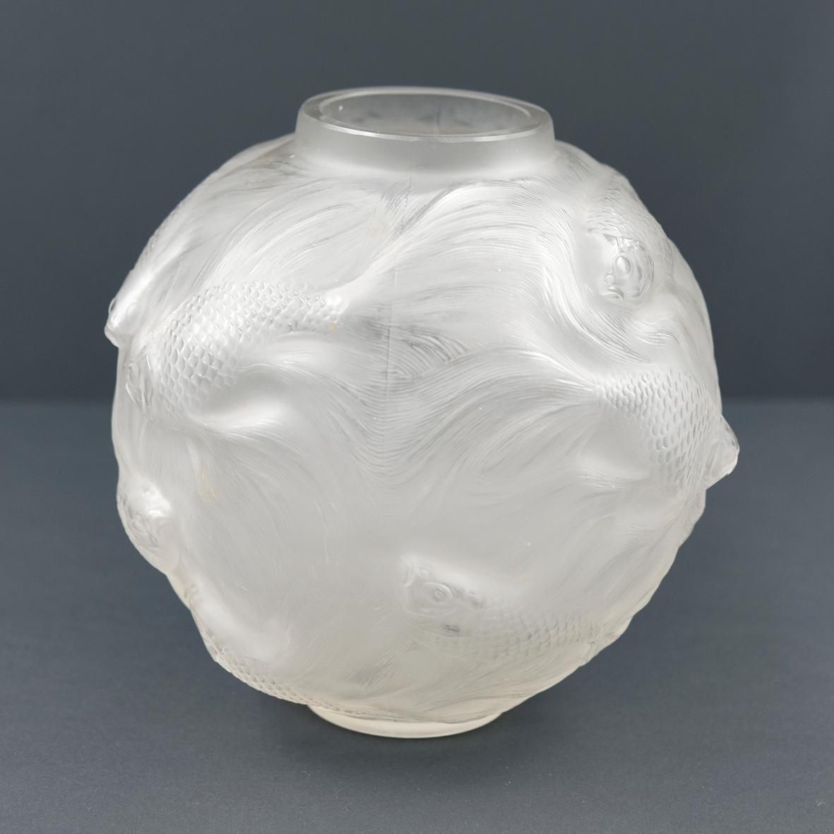 European Vase « FORMOSE » (1924) en verre blanc soufflé-pressé moulé patiné opalescent For Sale
