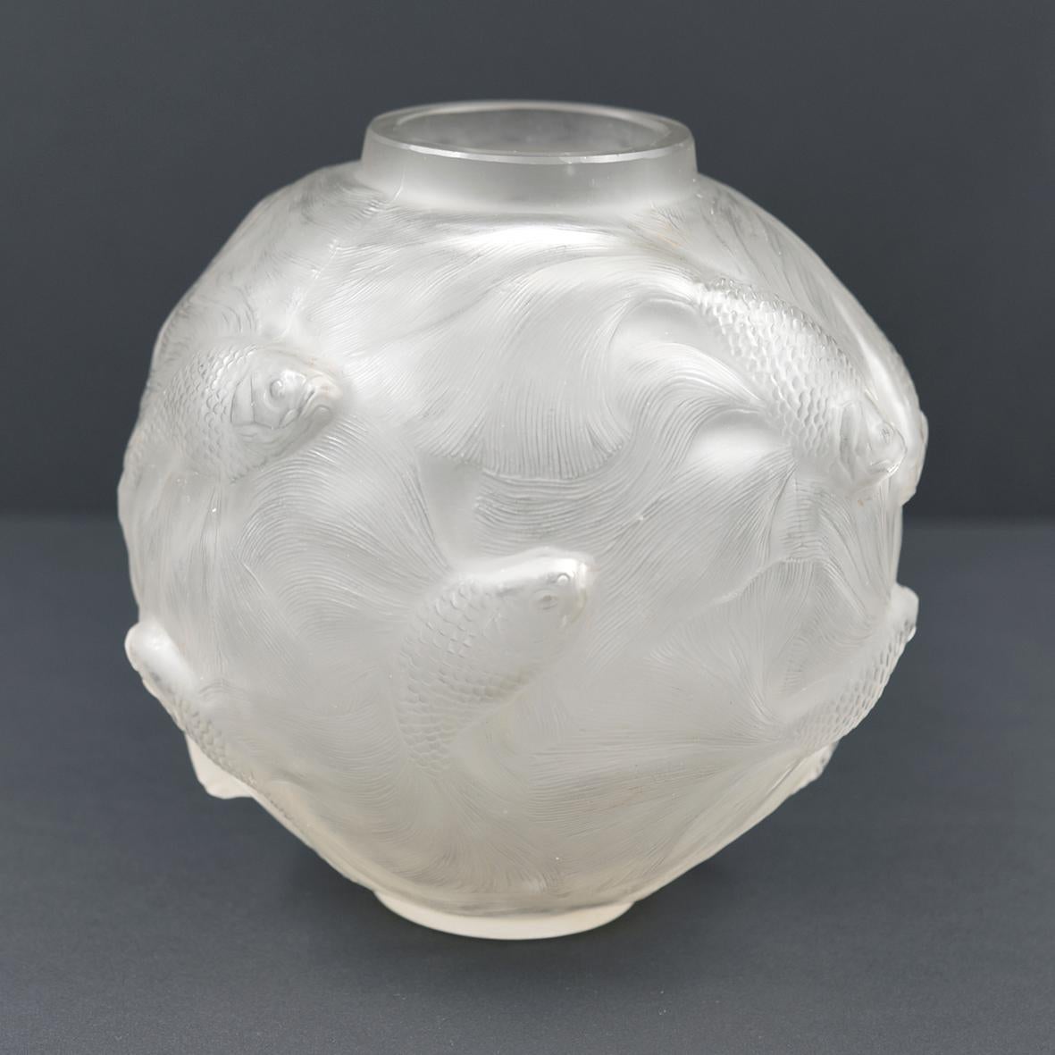 Molded Vase « FORMOSE » (1924) en verre blanc soufflé-pressé moulé patiné opalescent For Sale