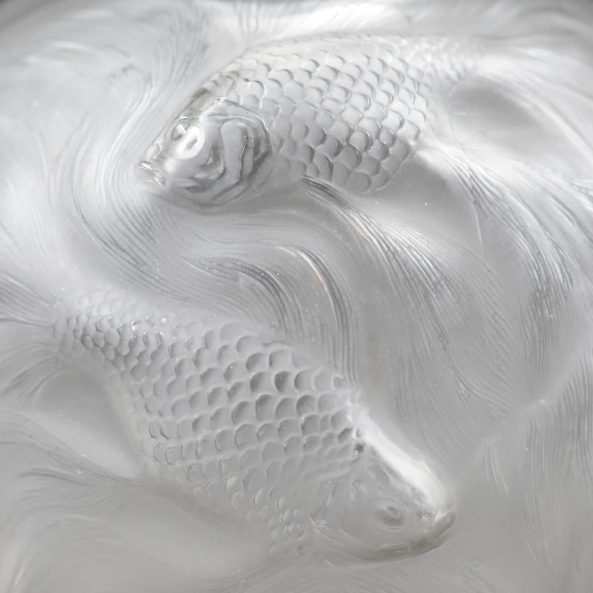 Vase « FORMOSE » (1924) en verre blanc soufflé-pressé moulé patiné opalescent In Excellent Condition For Sale In Ixelles, BE