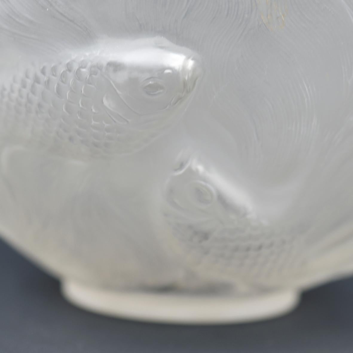 20th Century Vase « FORMOSE » (1924) en verre blanc soufflé-pressé moulé patiné opalescent For Sale