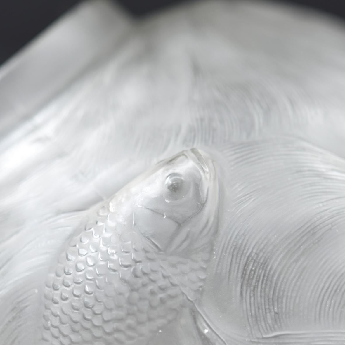 Vase « FORMOSE » (1924) en verre blanc soufflé-pressé moulé patiné opalescent For Sale 1