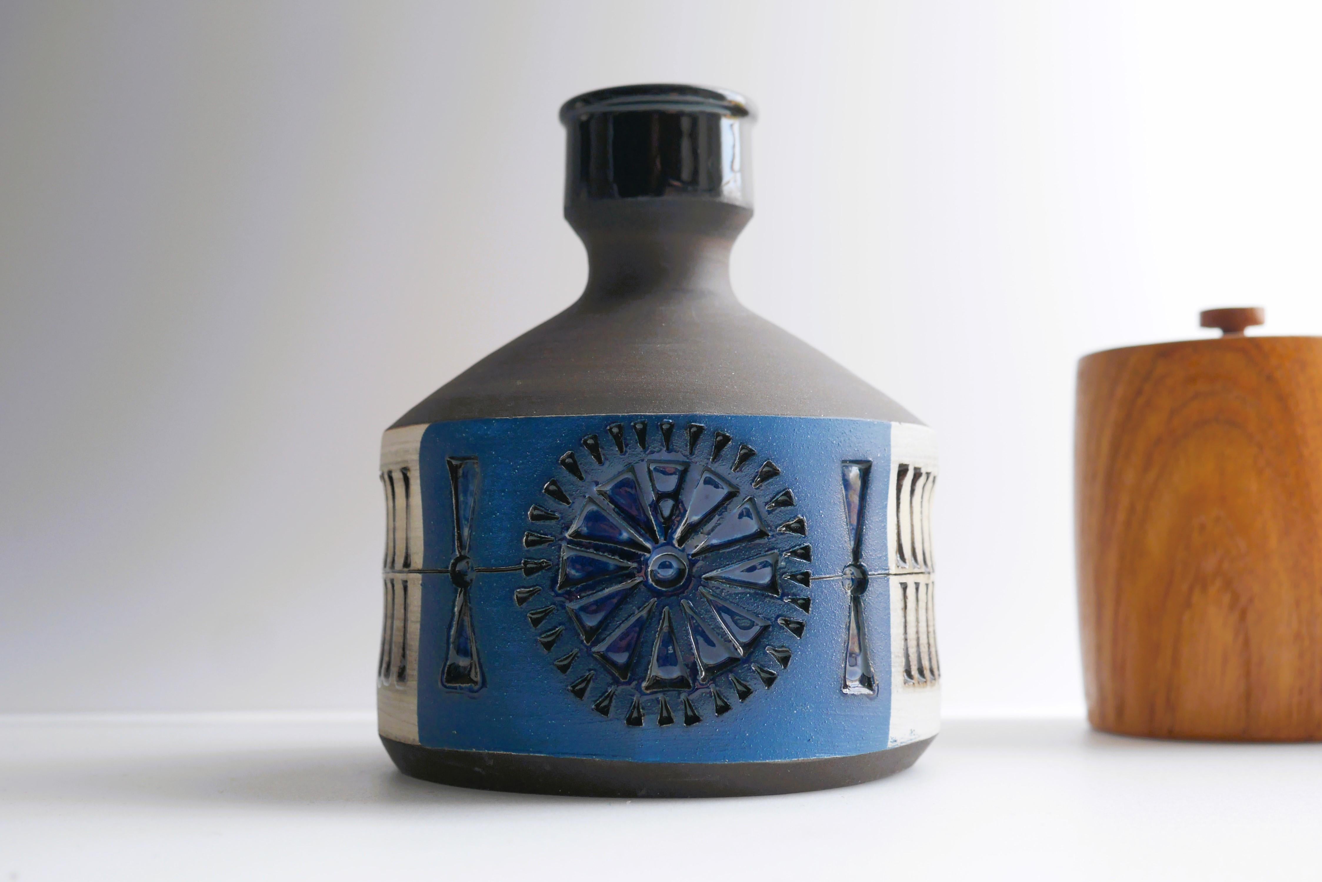 A beautiful and very special, piece by Tomas Anagrius for Alingsås ceramics, Sweden. A warm, rich brown base and on the sides, there is one bloc of a nice blue colour combined with a block of off-white, both has a simple but intricate pattern