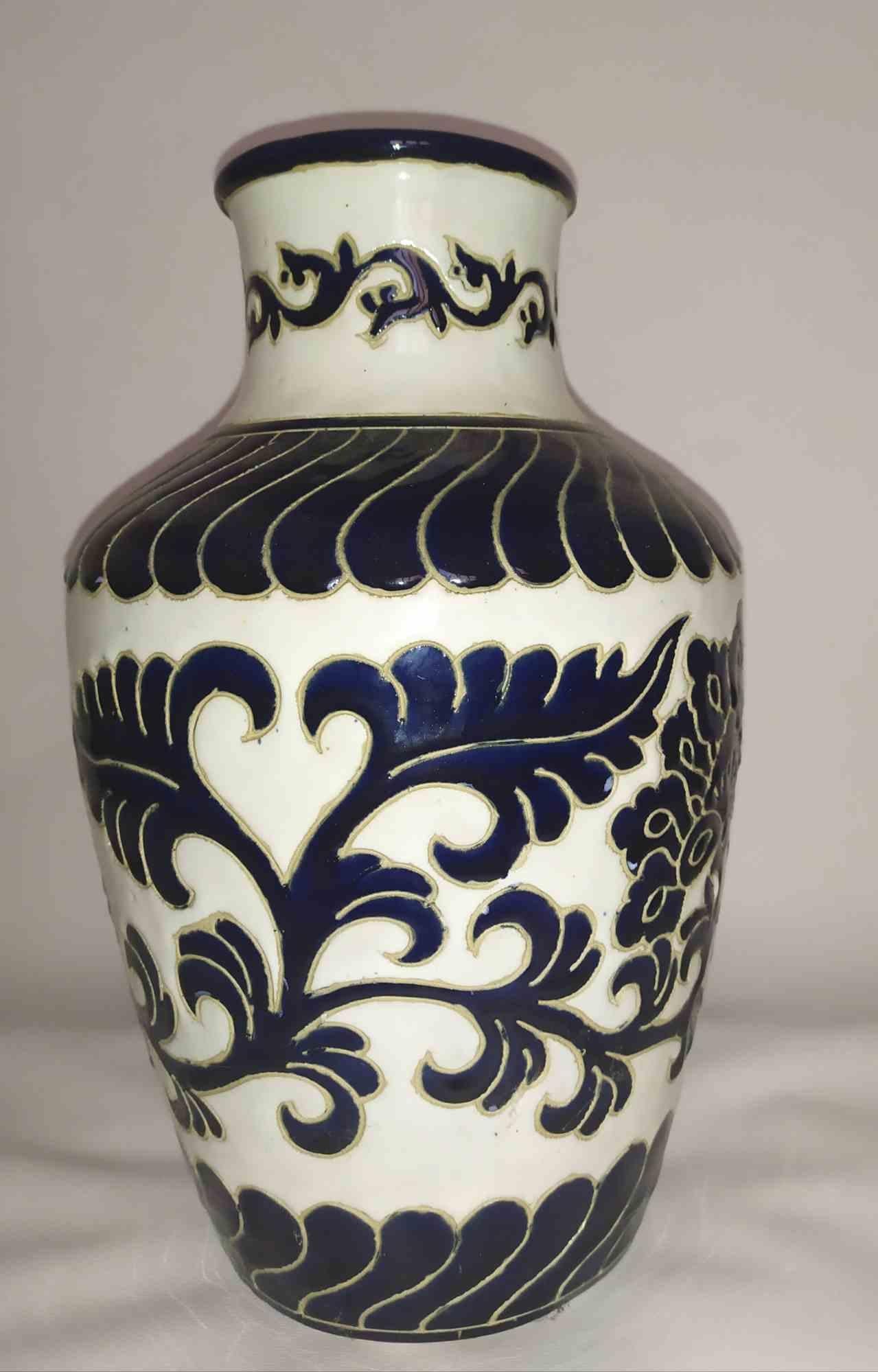 Schöne Vase, die in Capodimonte (Neapel) in den 1960er Jahren hergestellt wurde.

Handgefertigt und bemalt.

Sehr kleiner Chip auf der Oberseite des Halses.

