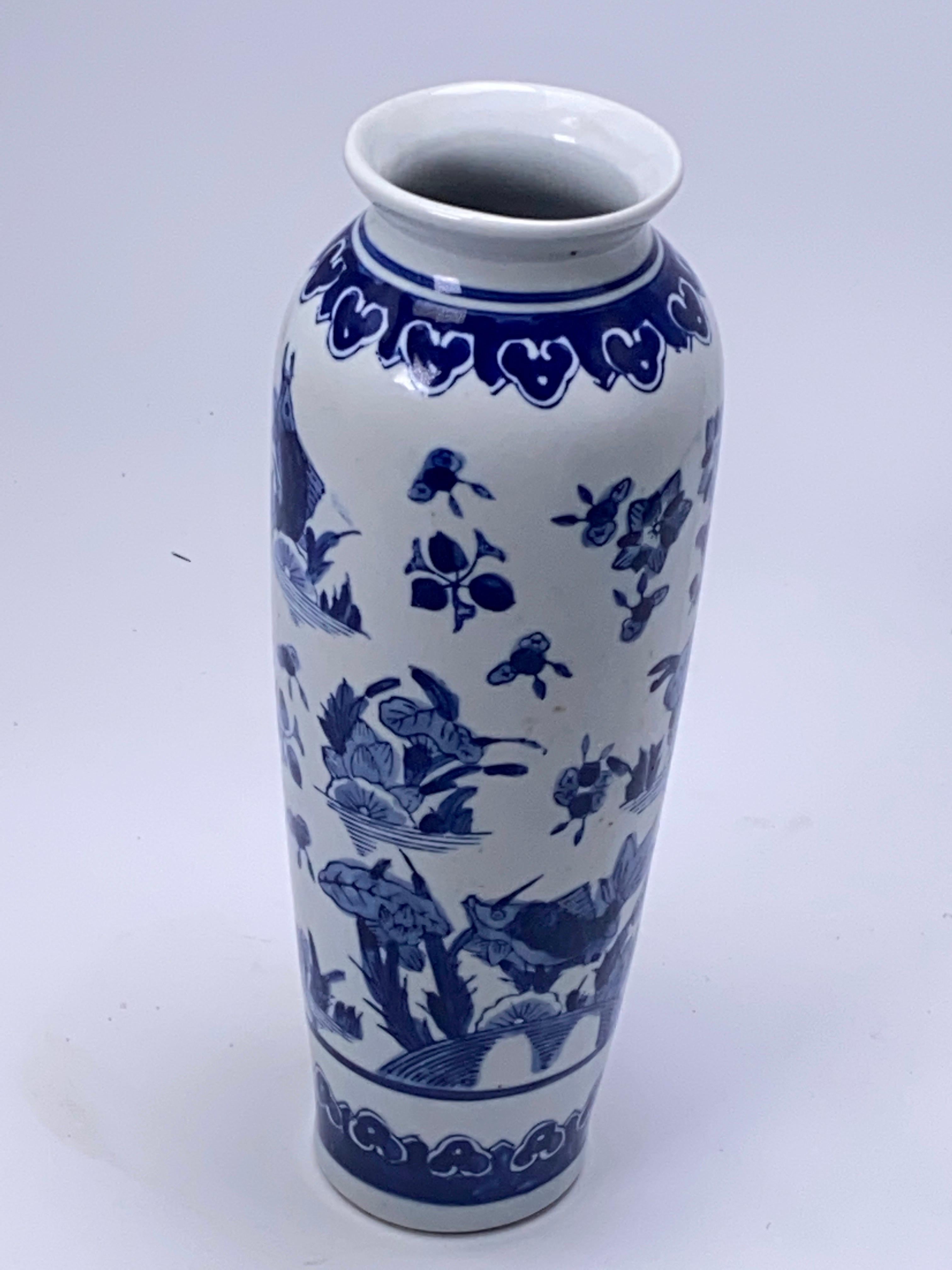 Chinesische Vase, kobaltblaues und weißes Porzellan.
20. Jahrhundert. Bäume Dekor Muster.


