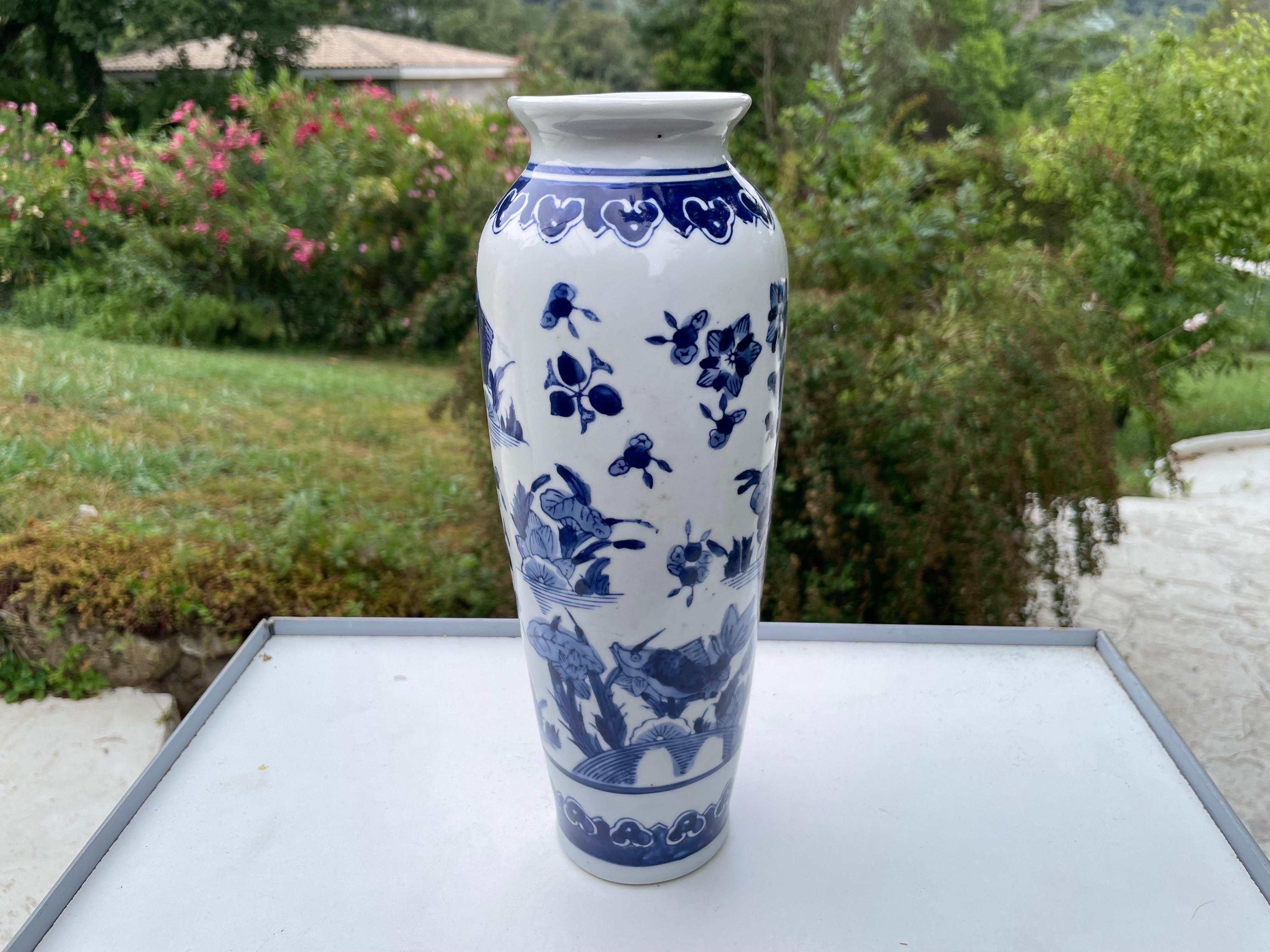 Vase aus China, 20. Jahrhundert, Blau und Weiß, Porzellan (Chinoiserie) im Angebot