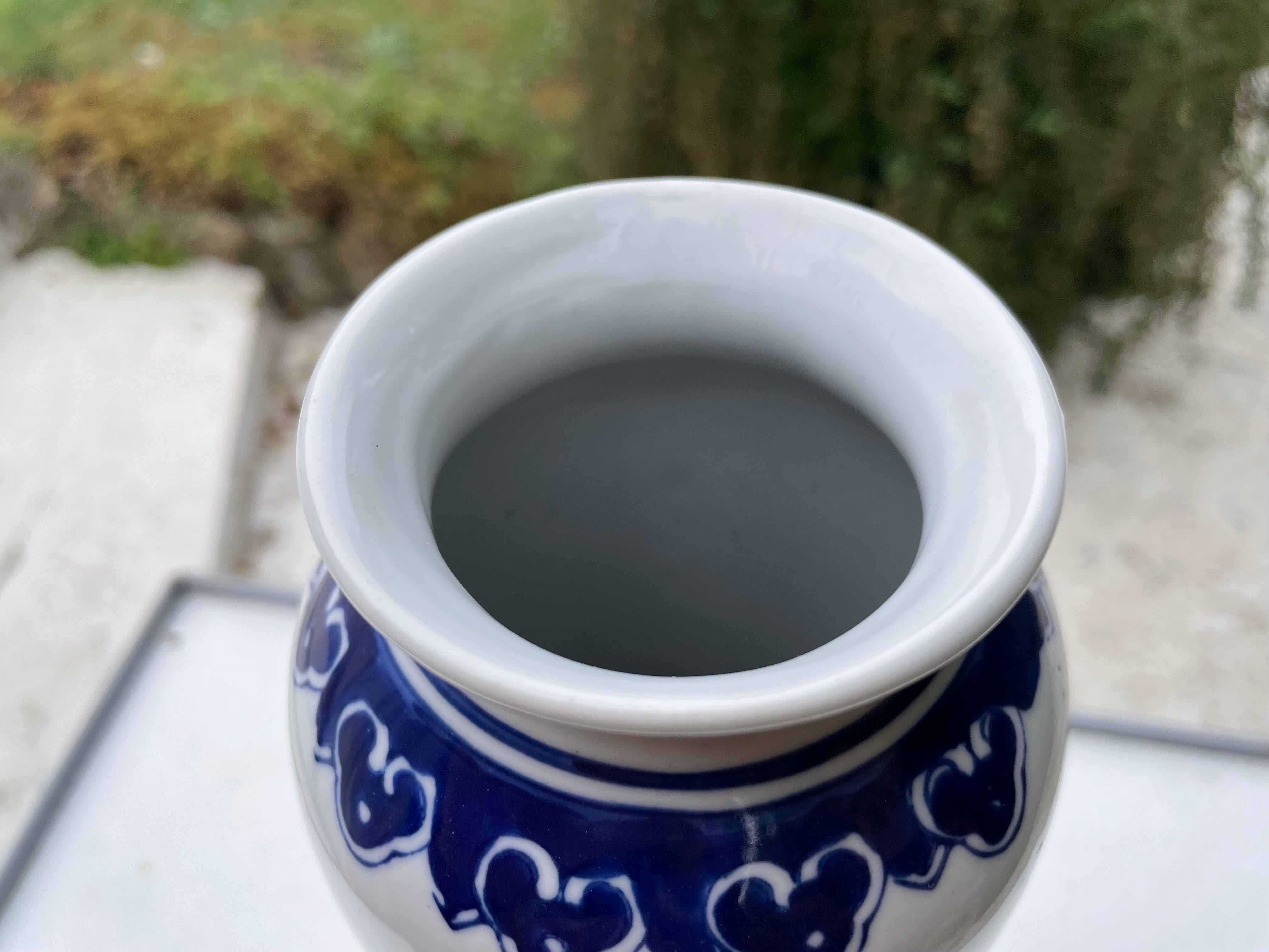 Vase aus China, 20. Jahrhundert, Blau und Weiß, Porzellan im Angebot 1