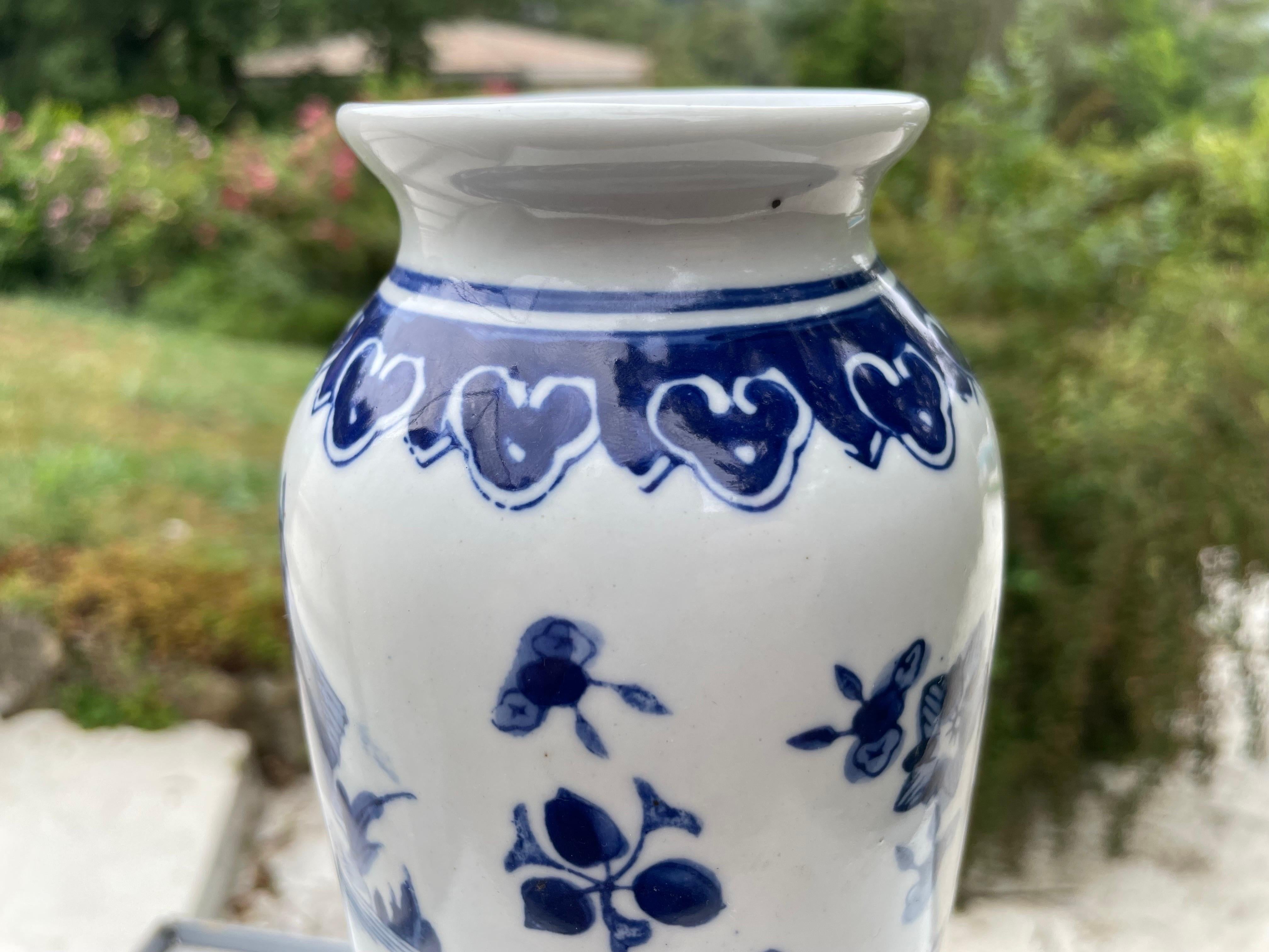 Vase aus China, 20. Jahrhundert, Blau und Weiß, Porzellan im Angebot 3