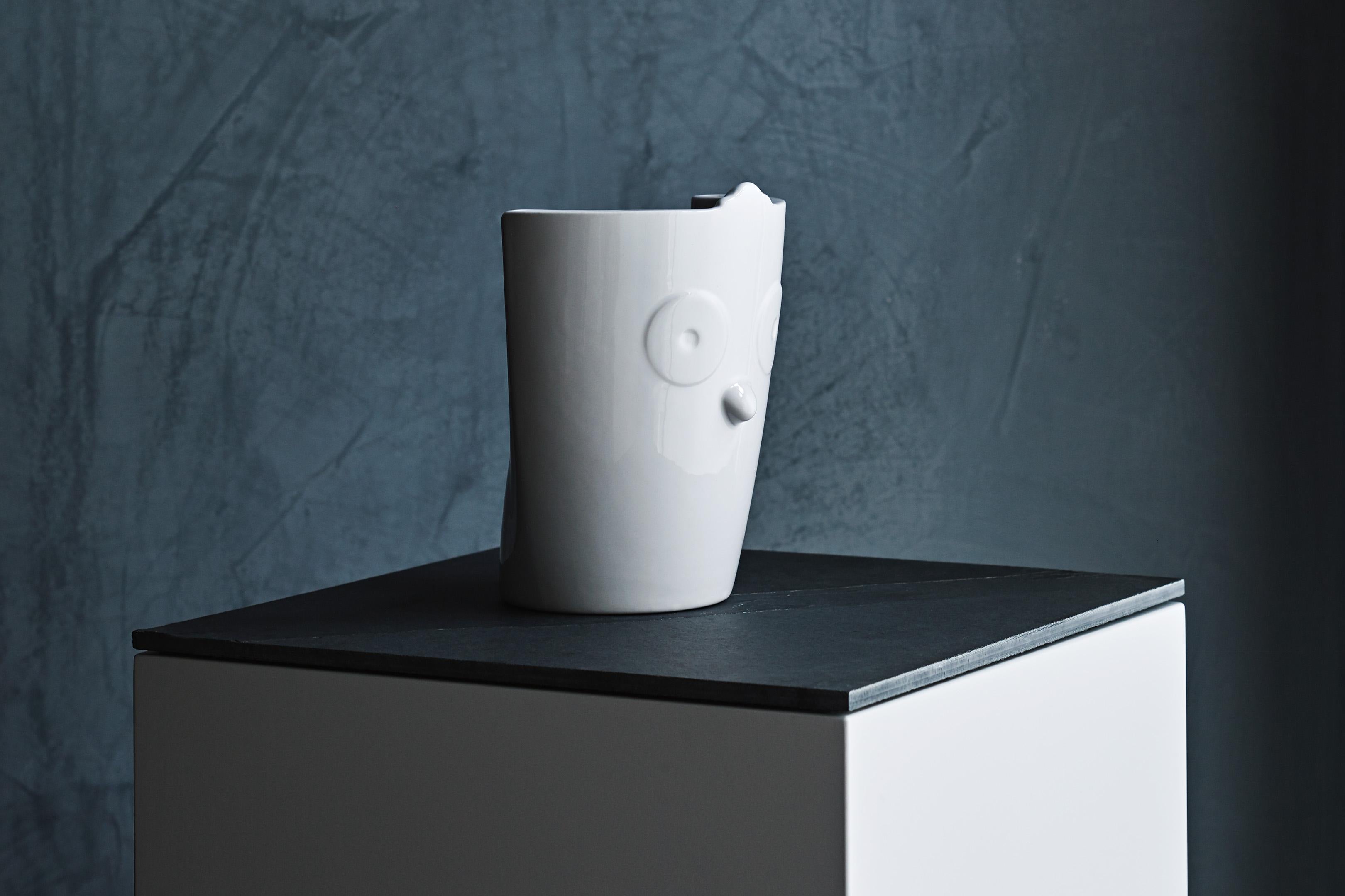Ce vase de table en céramique de la collection Ainu de SoShiro, une collaboration entre l'artiste primé Toru Kaizawa et Shiro Muchiri, possède une poignée organique incorporée pour une prise en main facile. La forme ludique de cet objet décoratif