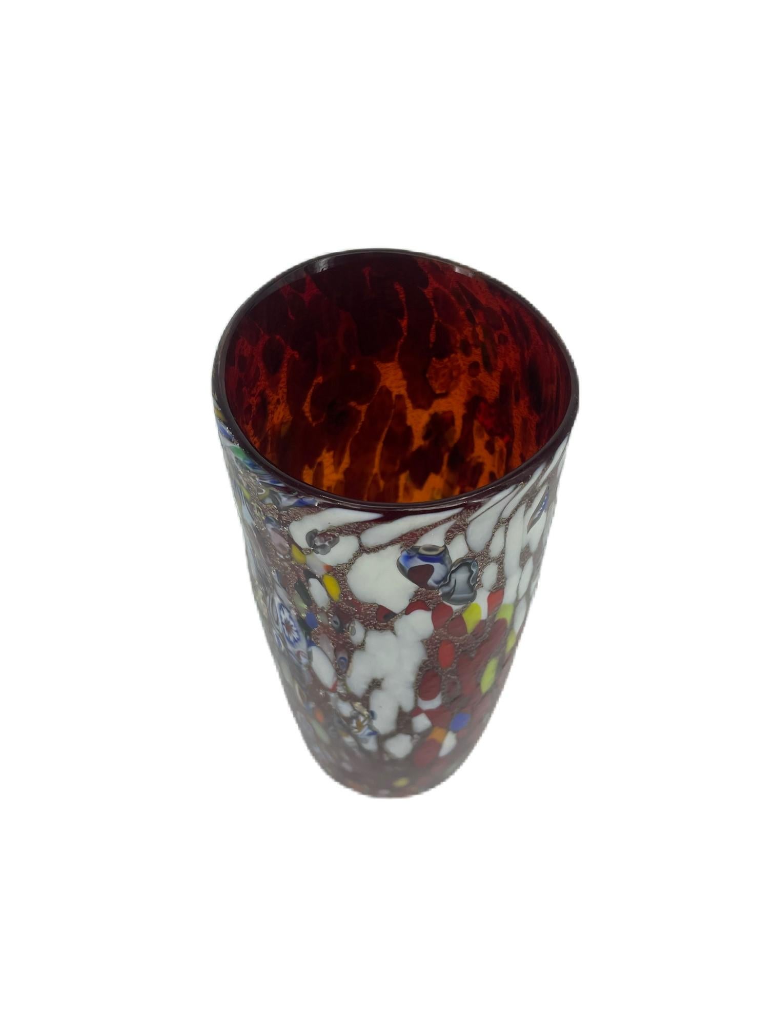 Vase aus der Kollektion 'Fantasy' aus rotem geblasenem Muranoglas von Imperio Rossi (Moderne) im Angebot