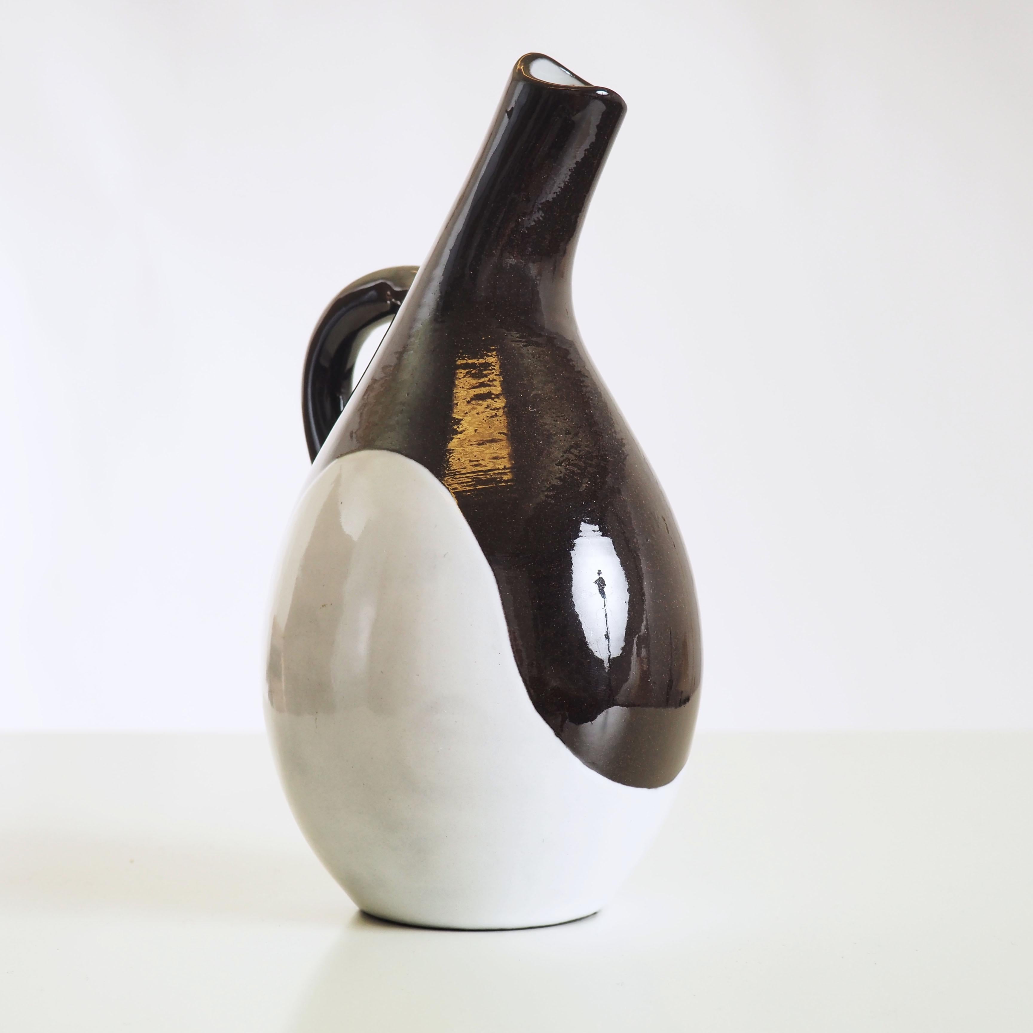 Vase réalisé en 1954 par le designer suédois Hjördis Oldfors. Décor typique de la Suède des années 1950.