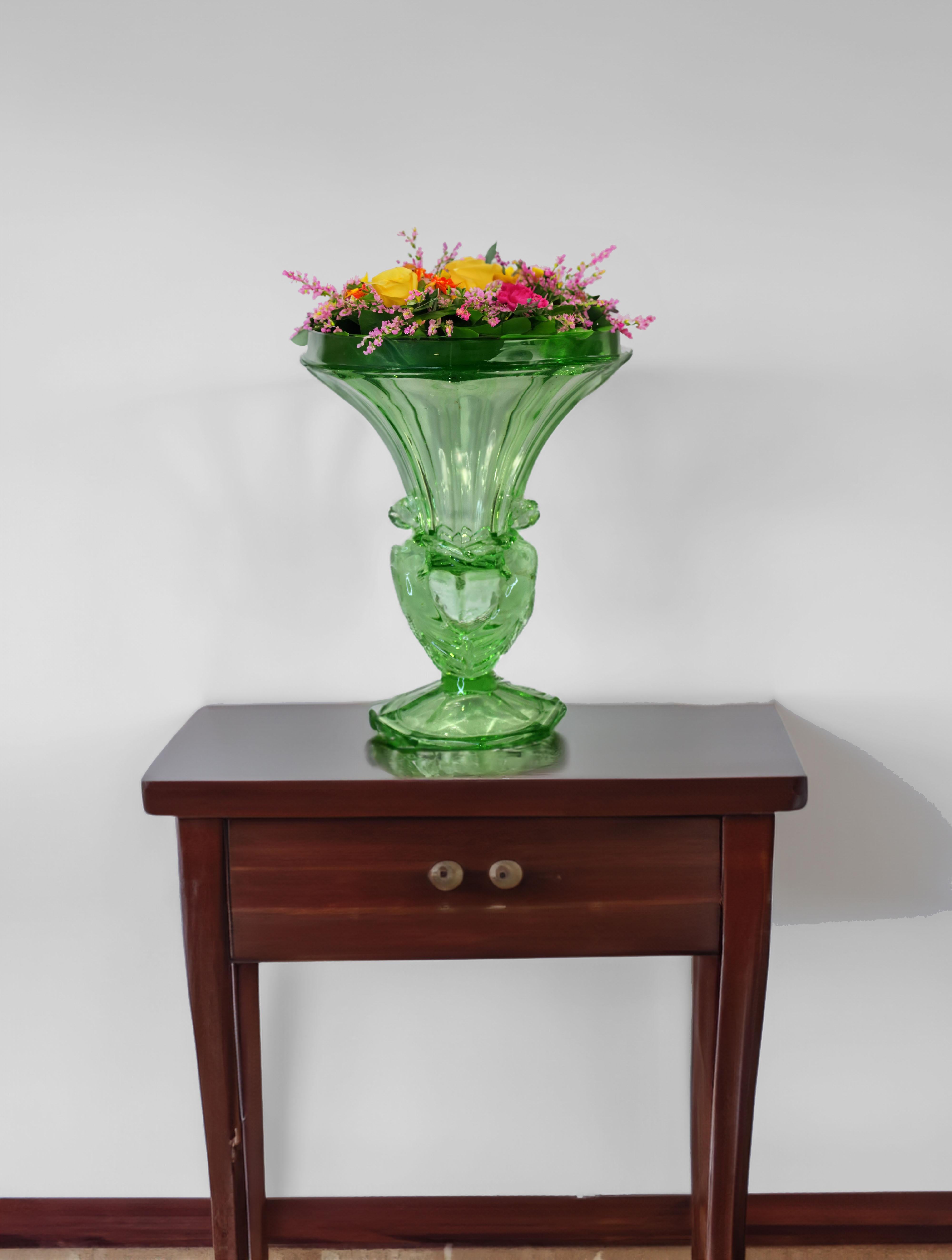 Diese wunderschöne smaragdgrüne Vase aus der Zeit der Wiener Secession besticht durch ihre Form und ihr Kunstwerk. Er eignet sich für kleinere Blumensträuße mit kurzen Stielen. Diese Vase ist ein Schmuckstück für jedes Wohnzimmer, aber auch für