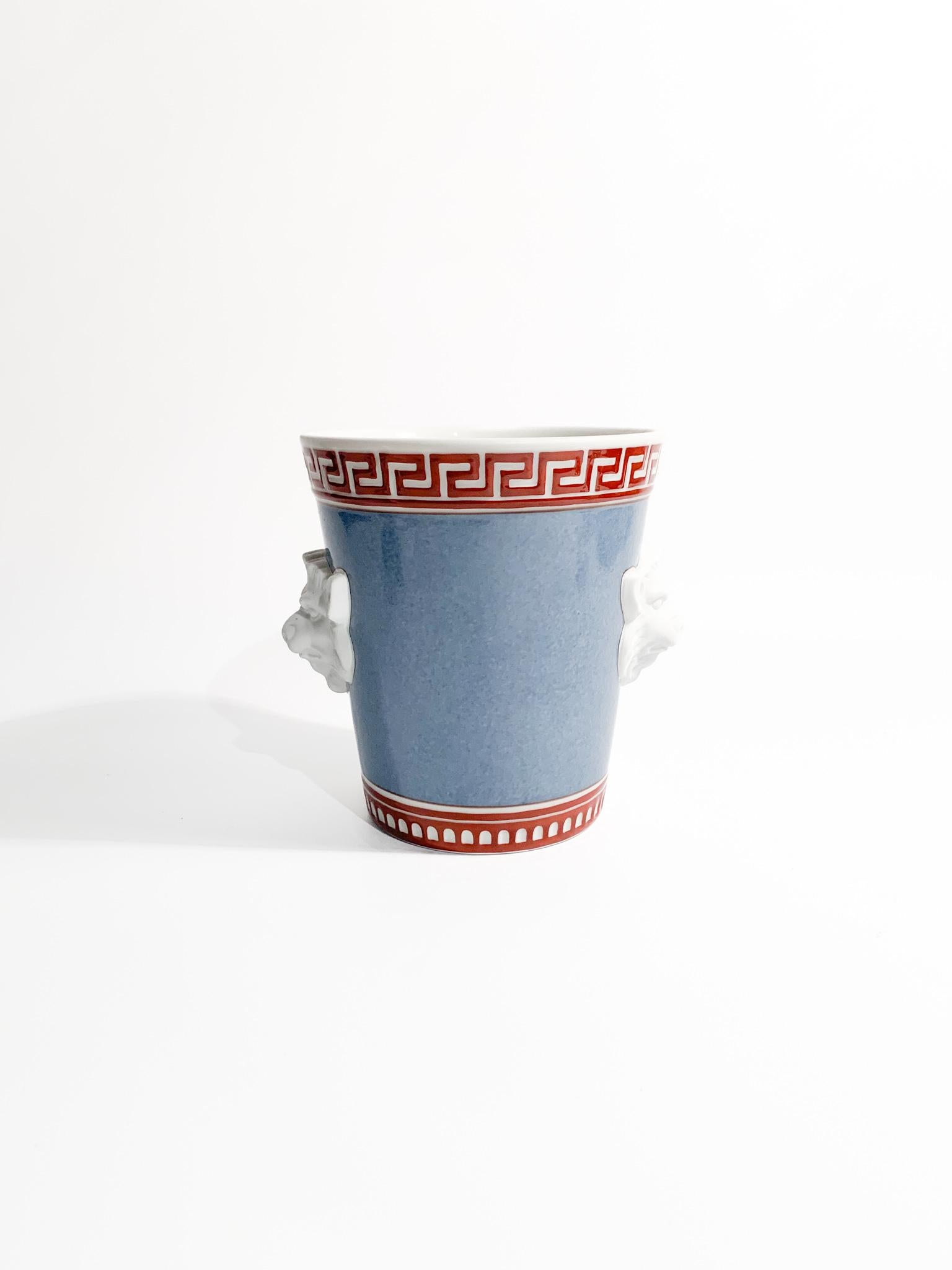 Ceramic vase by Richard Ginori, re-edition of the Giardino dei Semplici collection, originally designed by the company between the 18th and 19th centuries. 

Ø cm 13 h cm 14

Company of Lombard origin founded in 1896 when the Marquis Carlo Ginori,