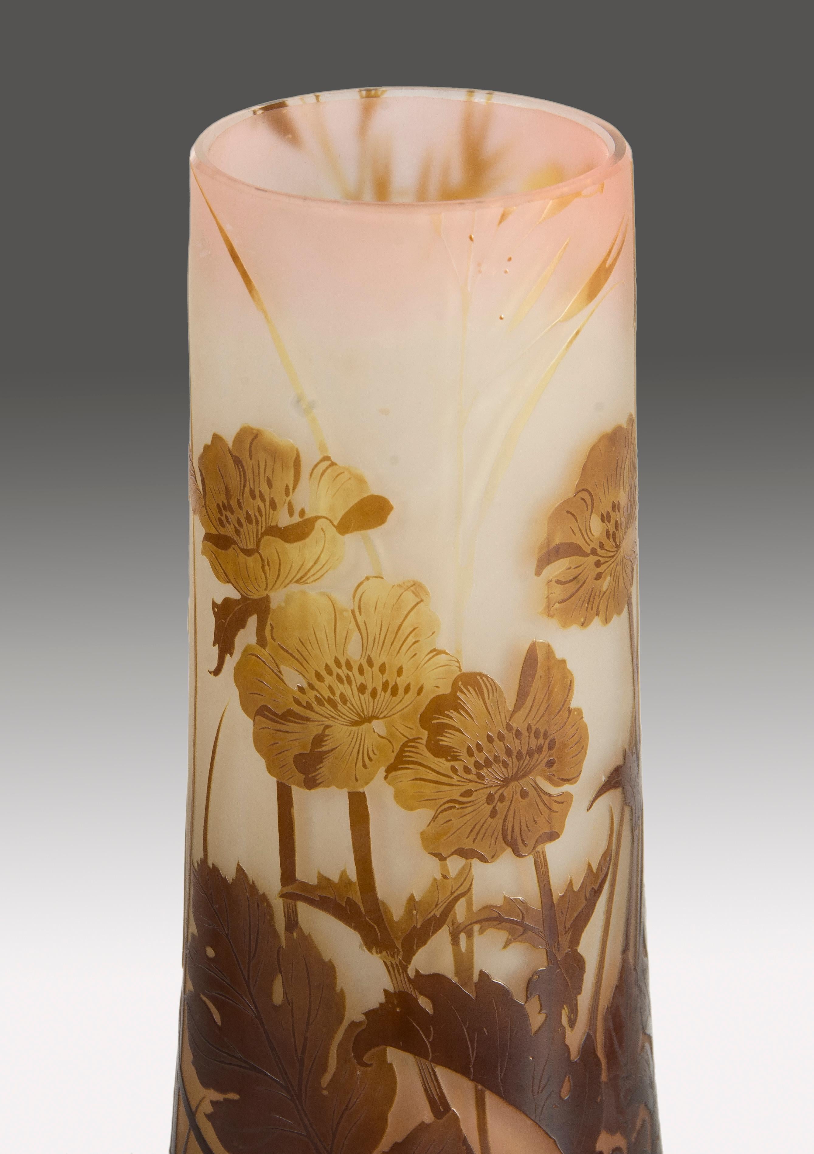 Vase. Glass. Following models by Émile Gallé (Nancy, 1846-1904).
Vase made of glass, with white, brown and goldstones, following both in technique and decoration the well-known Art Nouveau works of Émille Gallé, an artist internationally recognized
