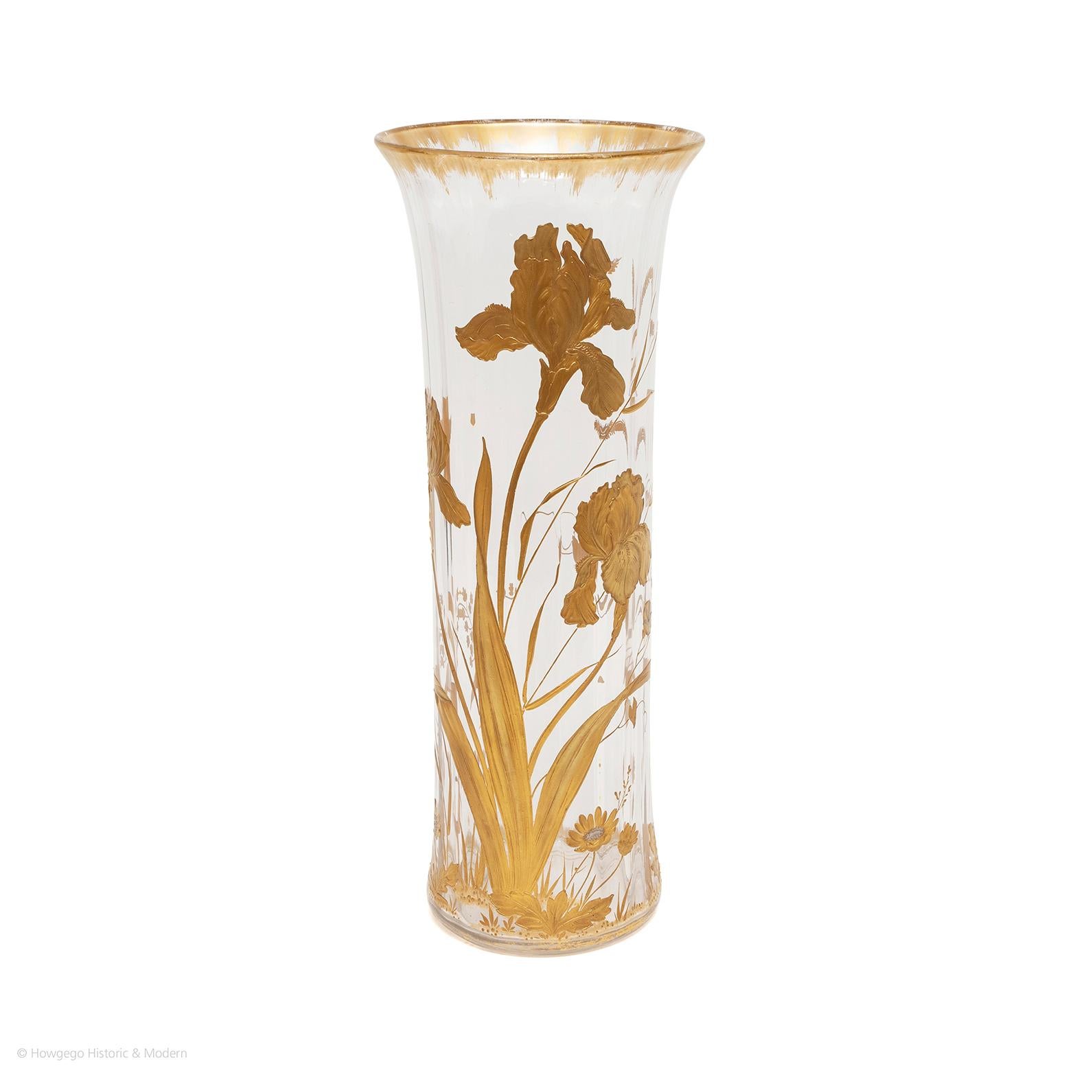 Grand vase en verre strié français en cristal de St Louis, décoré de fleurs d'iris émaillées d'or. Les sommets sont ornés d'une fine plume dorée. La base du vase est ornée d'un anneau doré et de fleurs au sol, un grand iris stylisé décorant