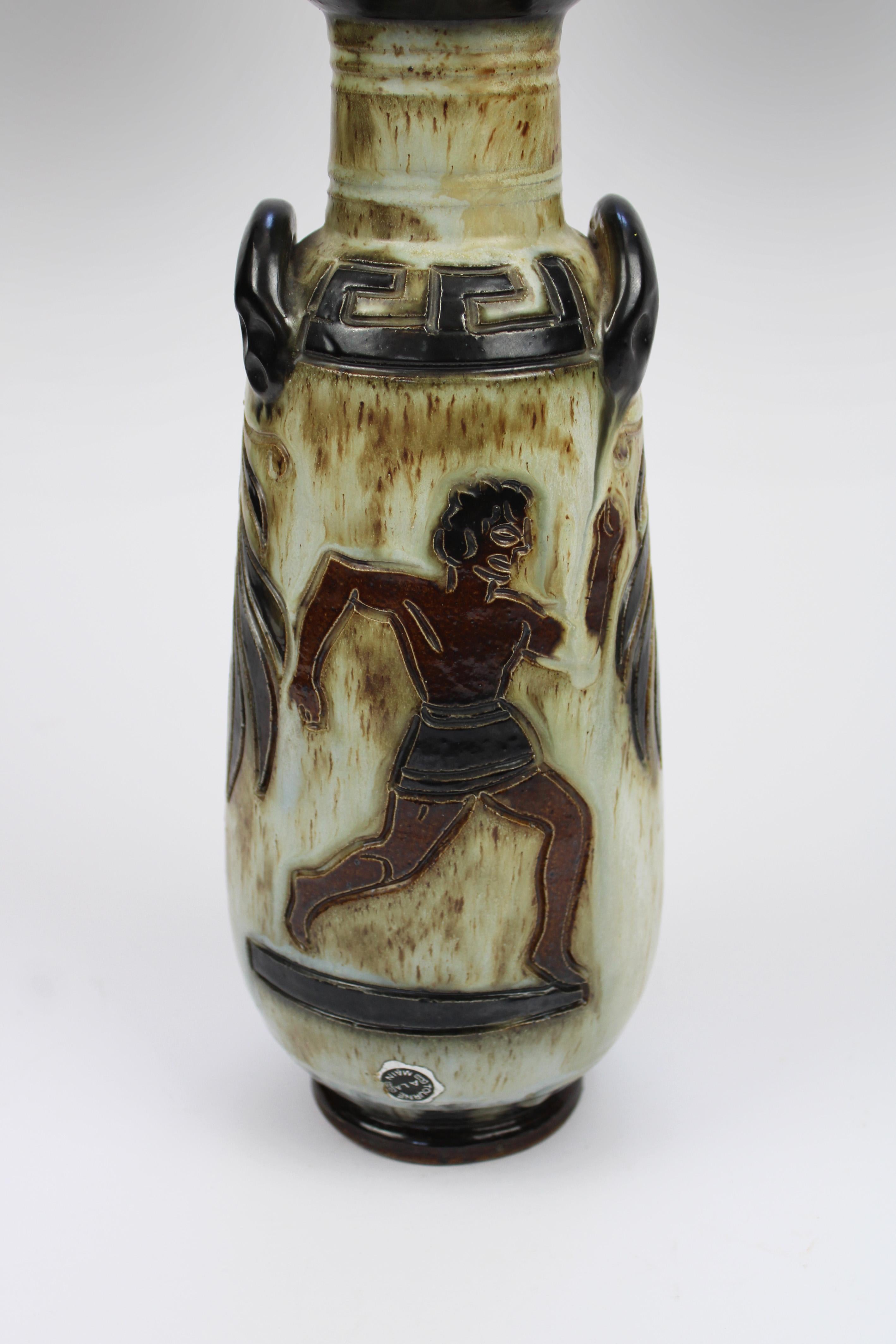 Voici un captivant vase Art déco de Guerin, méticuleusement fabriqué en céramique avec une finition distinctive en gres émaillé au sel. Cette pièce exquise, inspirée des sports olympiques, présente un décor grec à double face, reflétant l'élégance