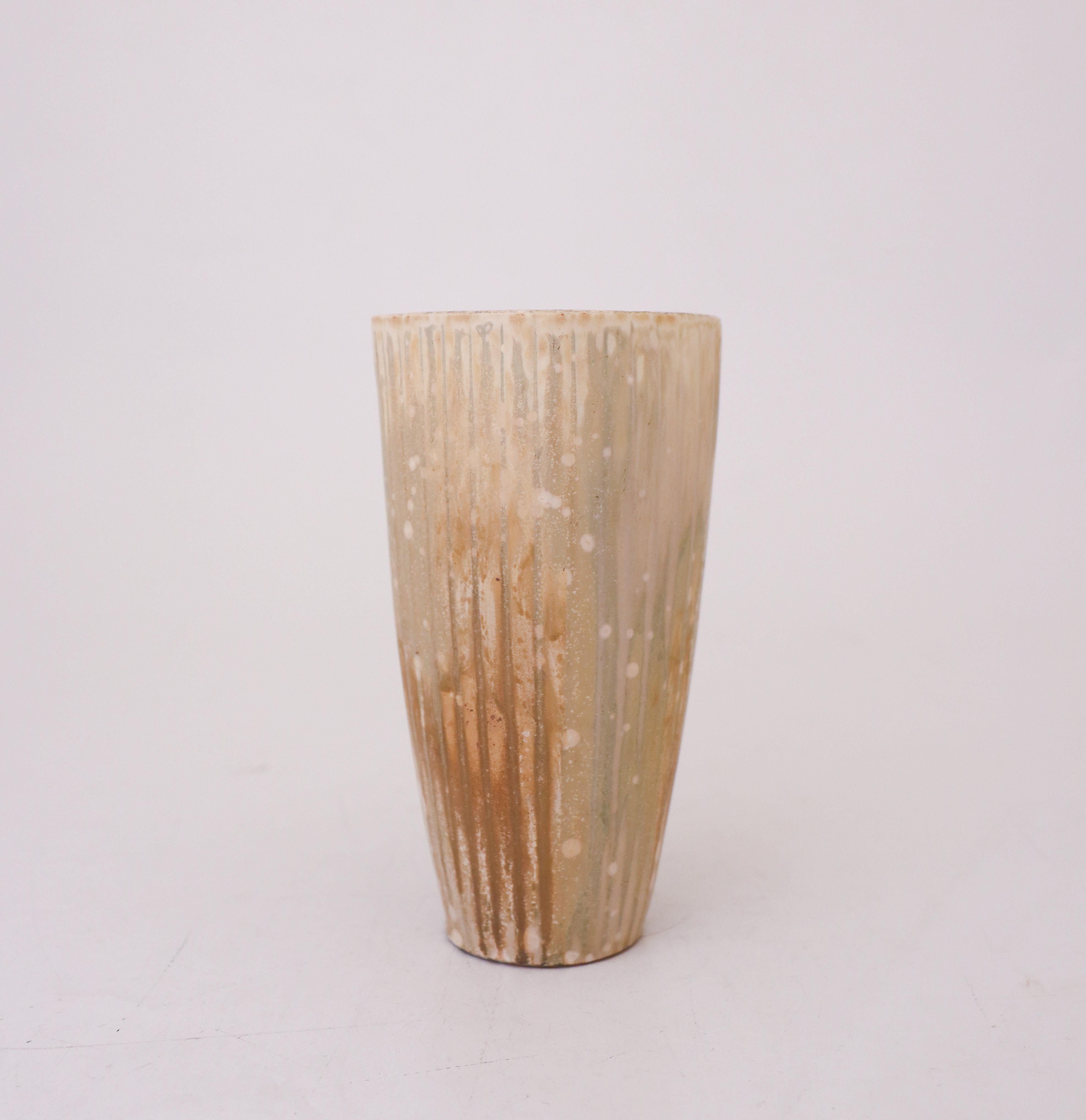 Un joli vase conçu par Gunnar Nylund à Rörstrand, le vase est 15 cm (6