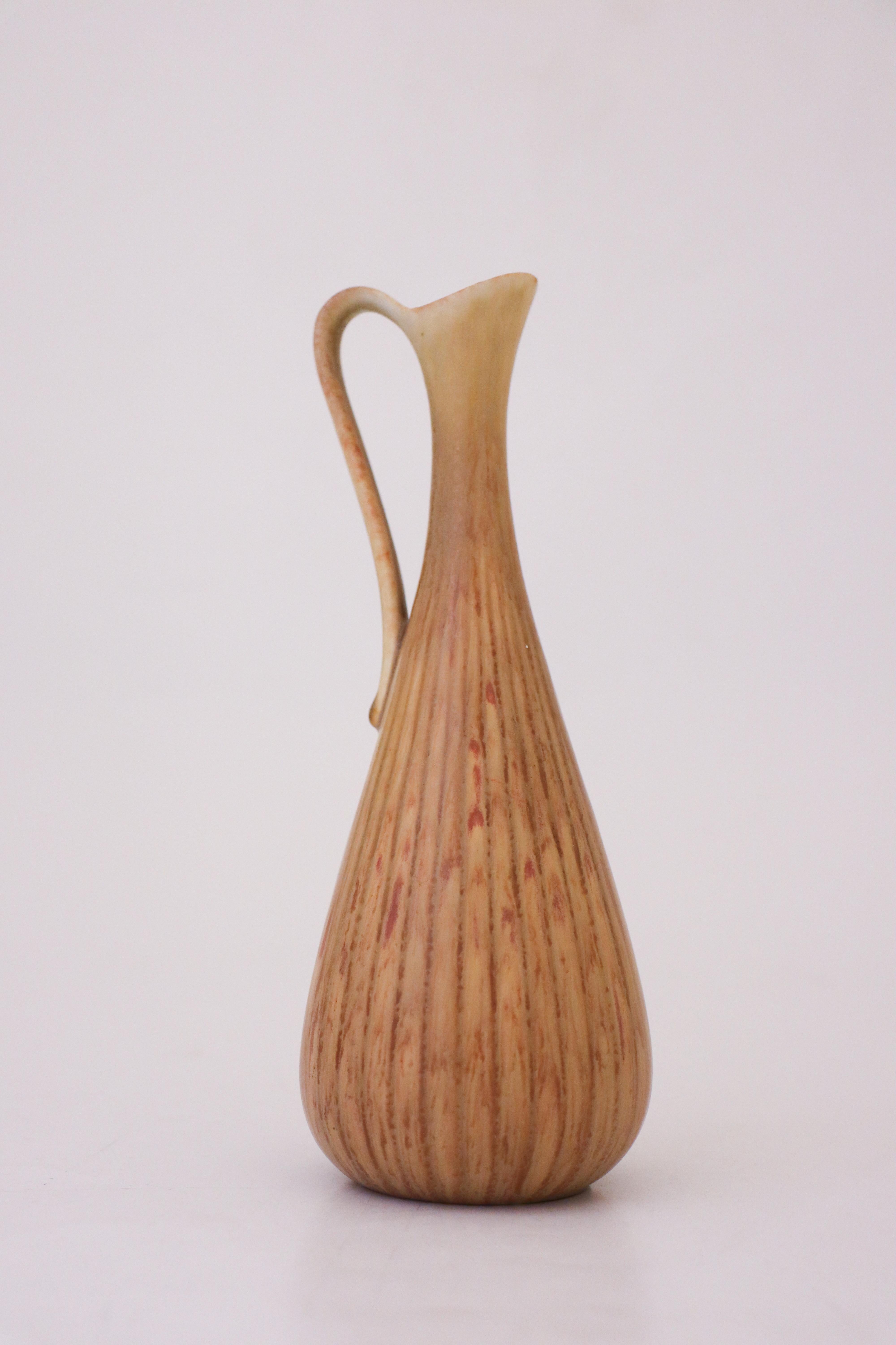 Un joli vase conçu par Gunnar Nylund à Rörstrand, d'une hauteur de 20 cm. Il est en excellent état, à l'exception de quelques rayures et marques mineures dans la glaçure. Il est marqué comme étant de 2ème qualité. 

Gunnar Nylund est né à Paris en