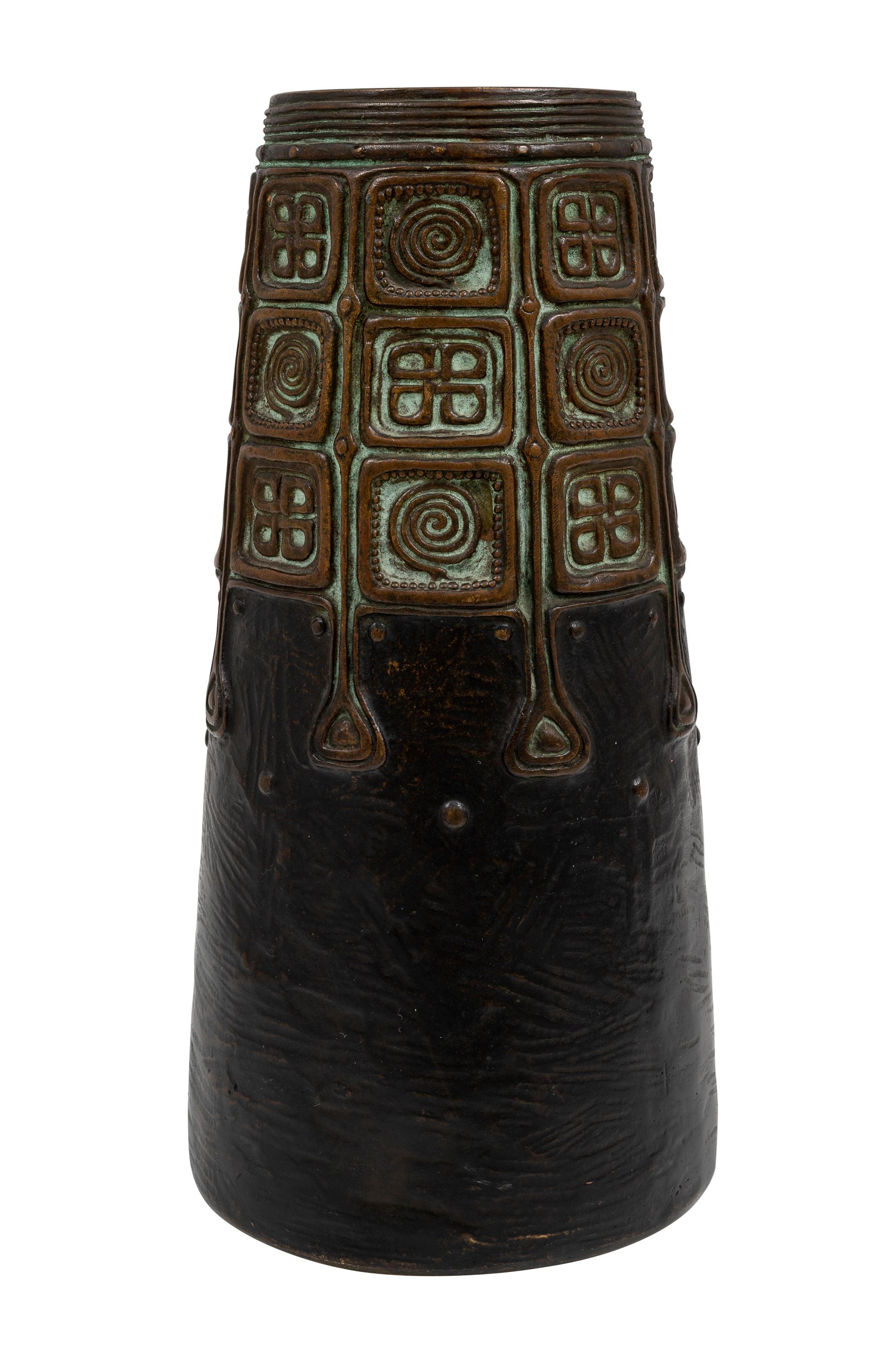 Vase avec motif celtique, conçu par Gustav Gurschner, fabriqué par K.K. Kunst-Erzgiesserei Wien, ca. 1906, Jugendstil autrichien, Bronze patiné, Art nouveau viennois

Autour de 1900, l'Autriche connaît un changement dans le domaine de l'art et de