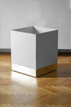 Vase holder in white enamelled metal with brass details and invisible wheels